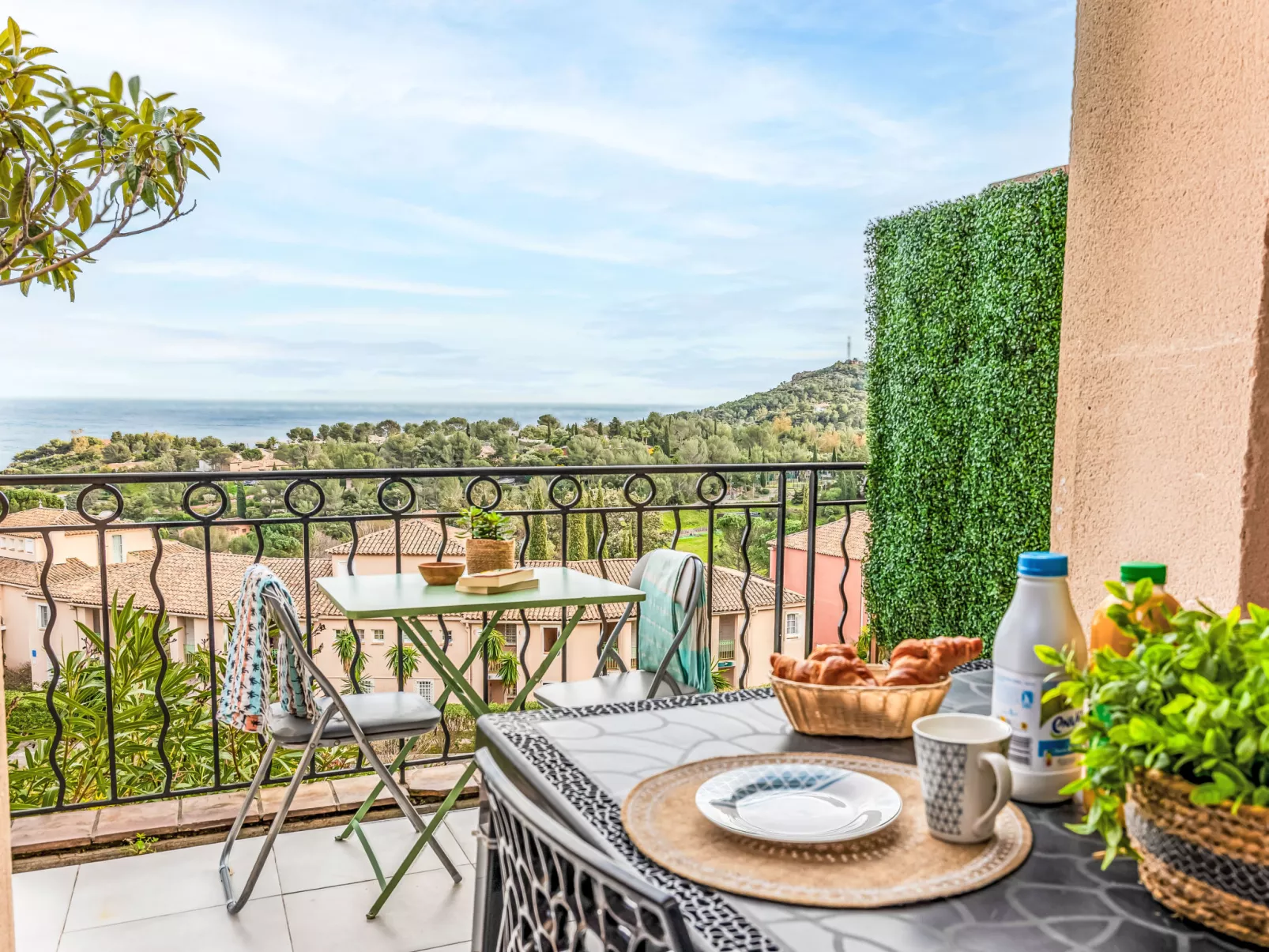 J6 174 L'Esquinade - Buiten