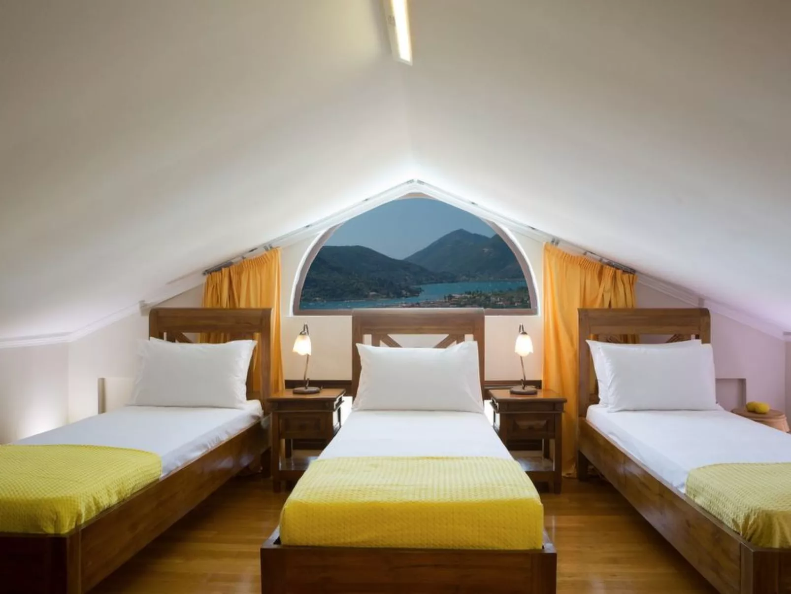 Luxuriöse Villa mit Infinity-Pool und Panoramablick - Binnen