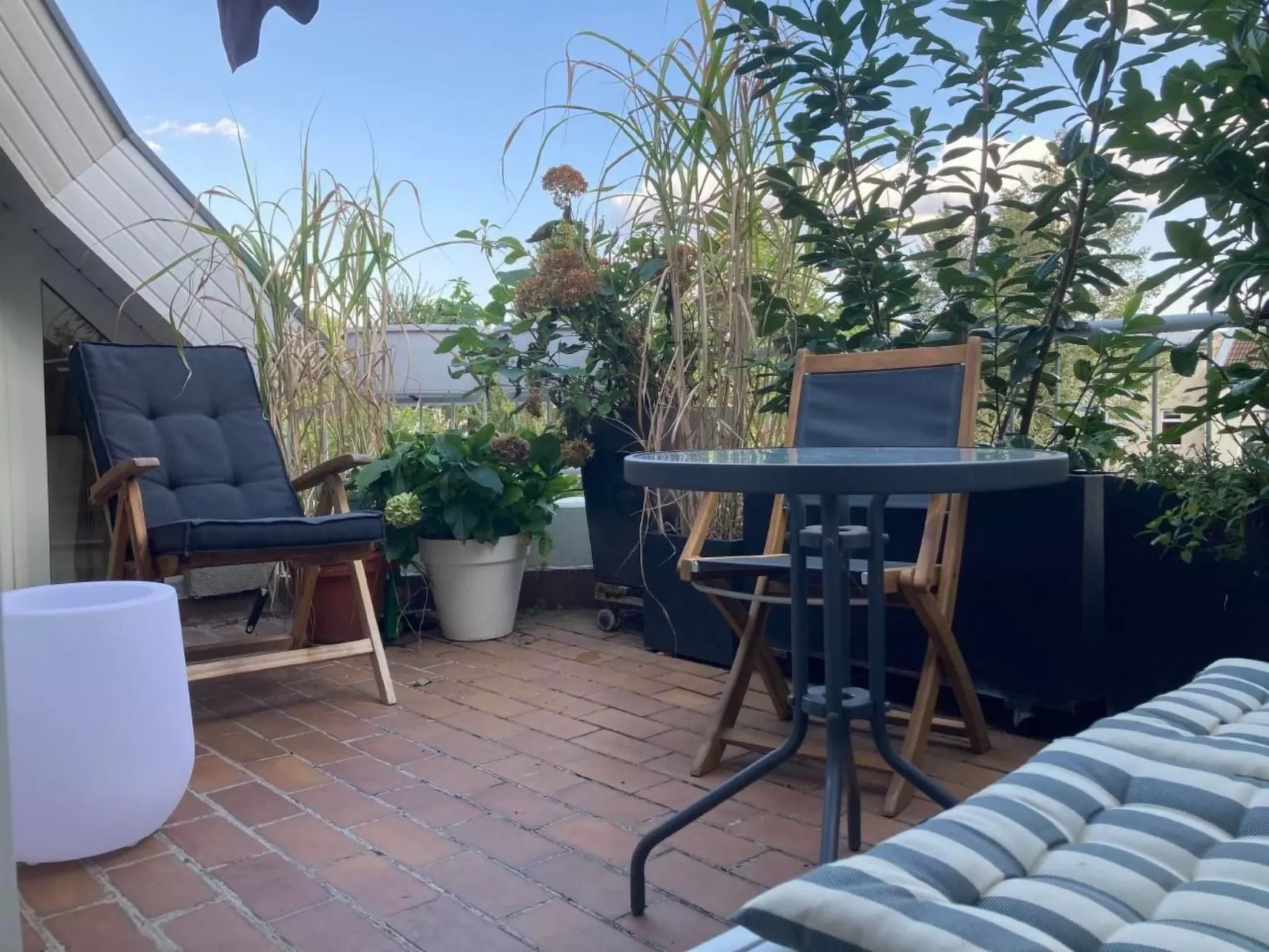 Modernes helles Zimmer im Loft am See - Buiten