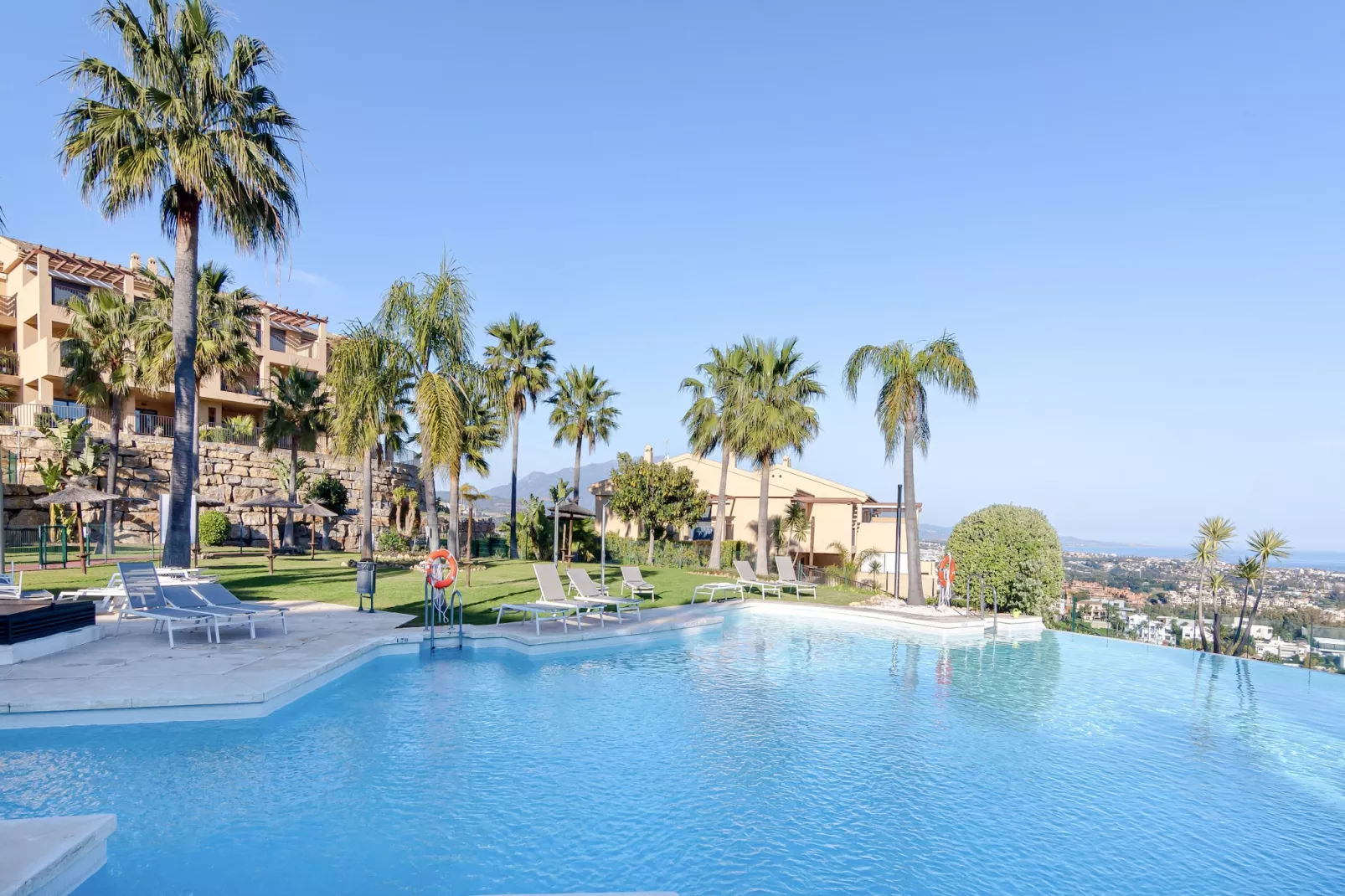 3-Bedroom Apartment with Sea & Mountain Views - Zwembad