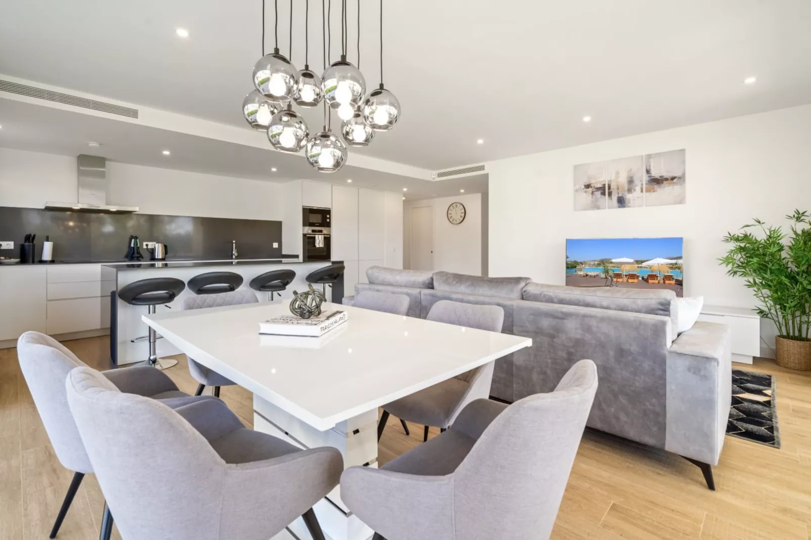 Chic 3-Bed Apartment ALCAZABA LAGOON (2107) - Eetkamer