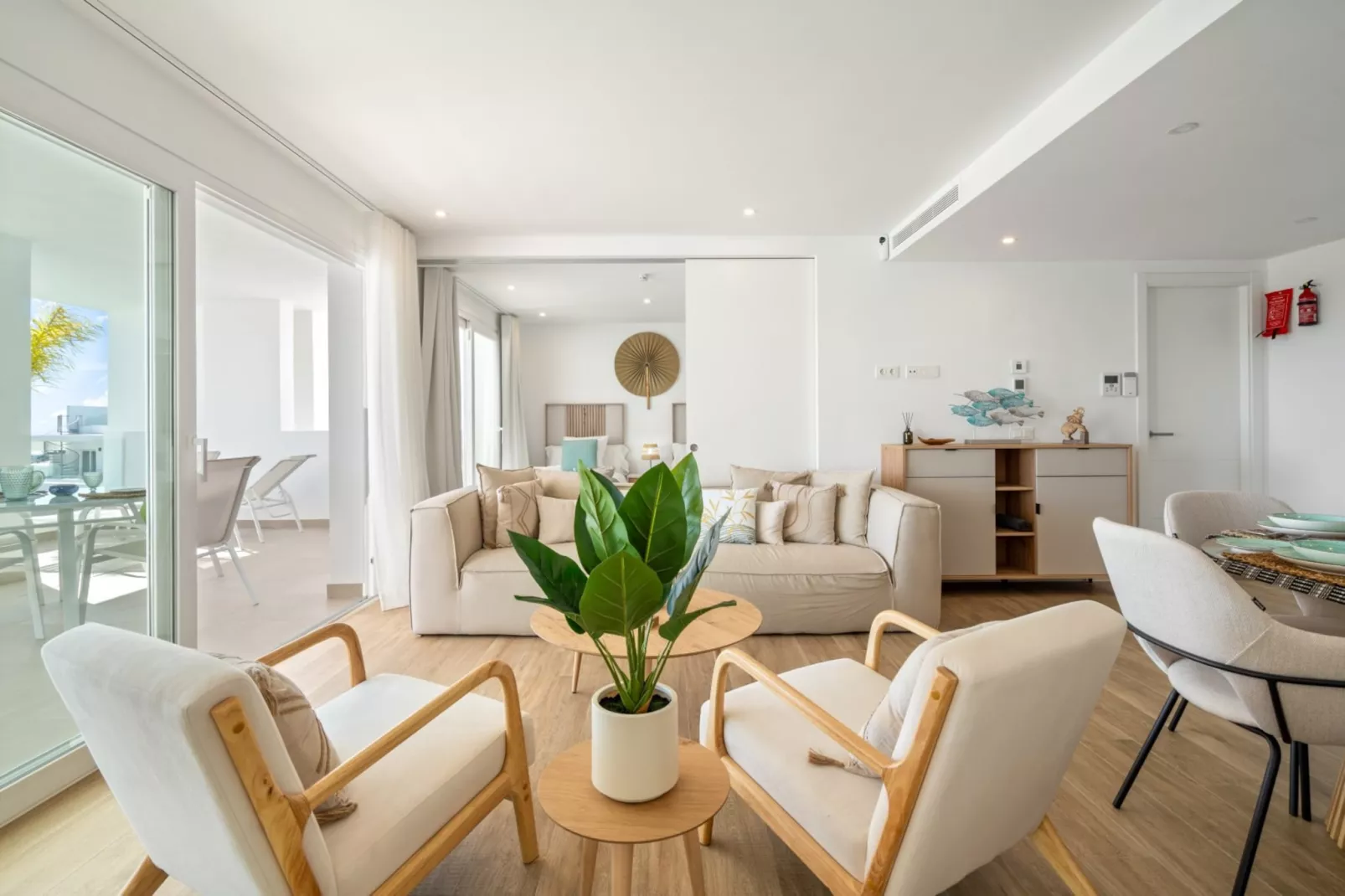 Stylish 2-bed Apartment ALCAZABA LAGOON (2011) - Woonkamer