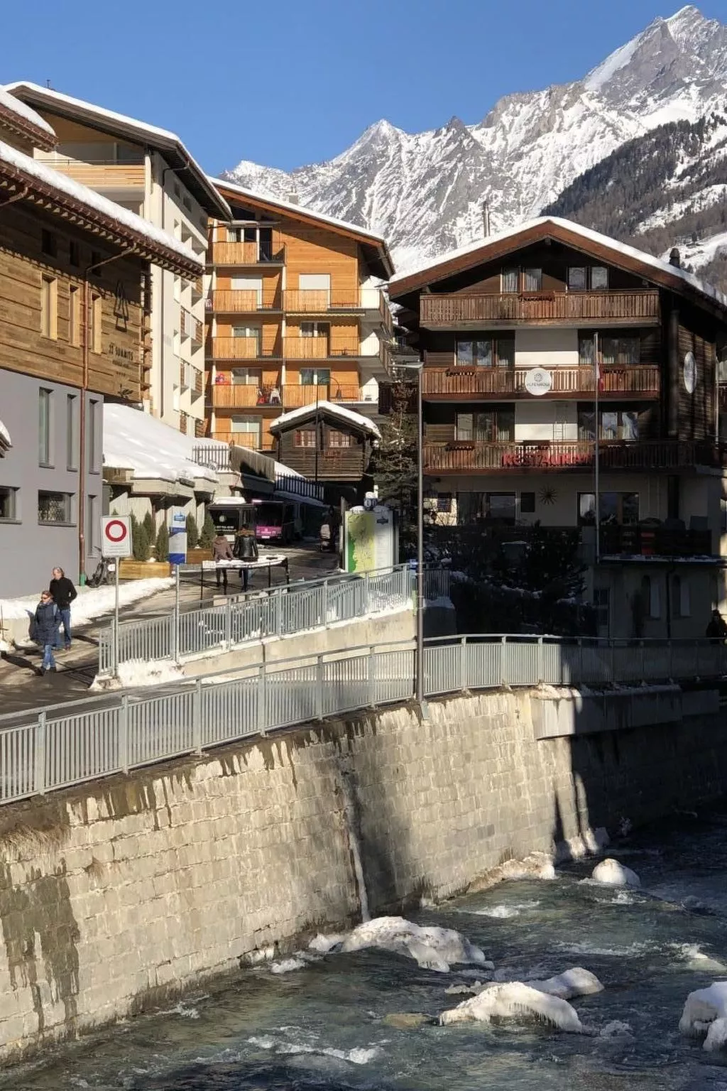 Helle Studiowohnung, ruhig und nahe bei den Bahn - Buiten