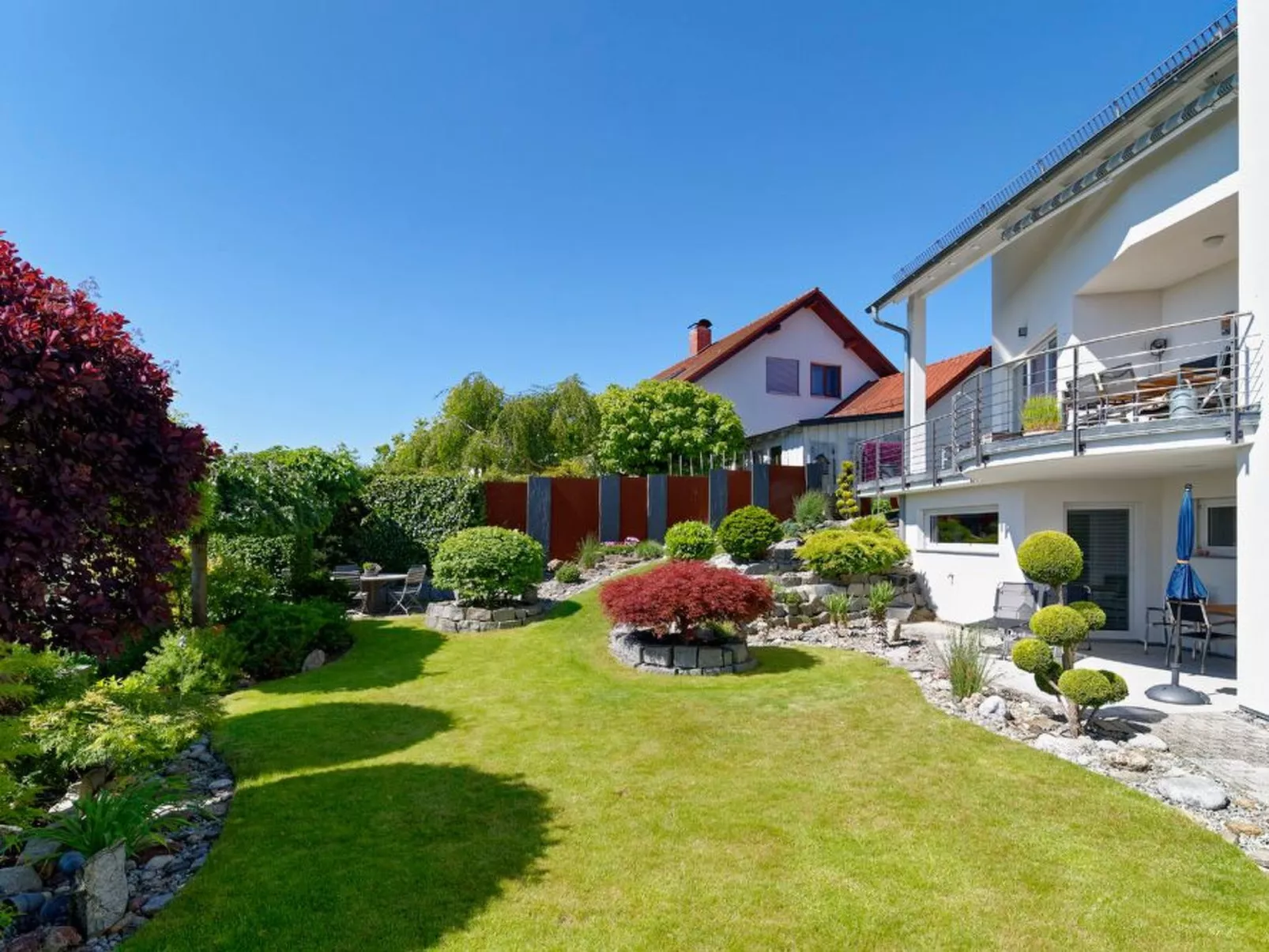 Mit schönem Garten - Buiten