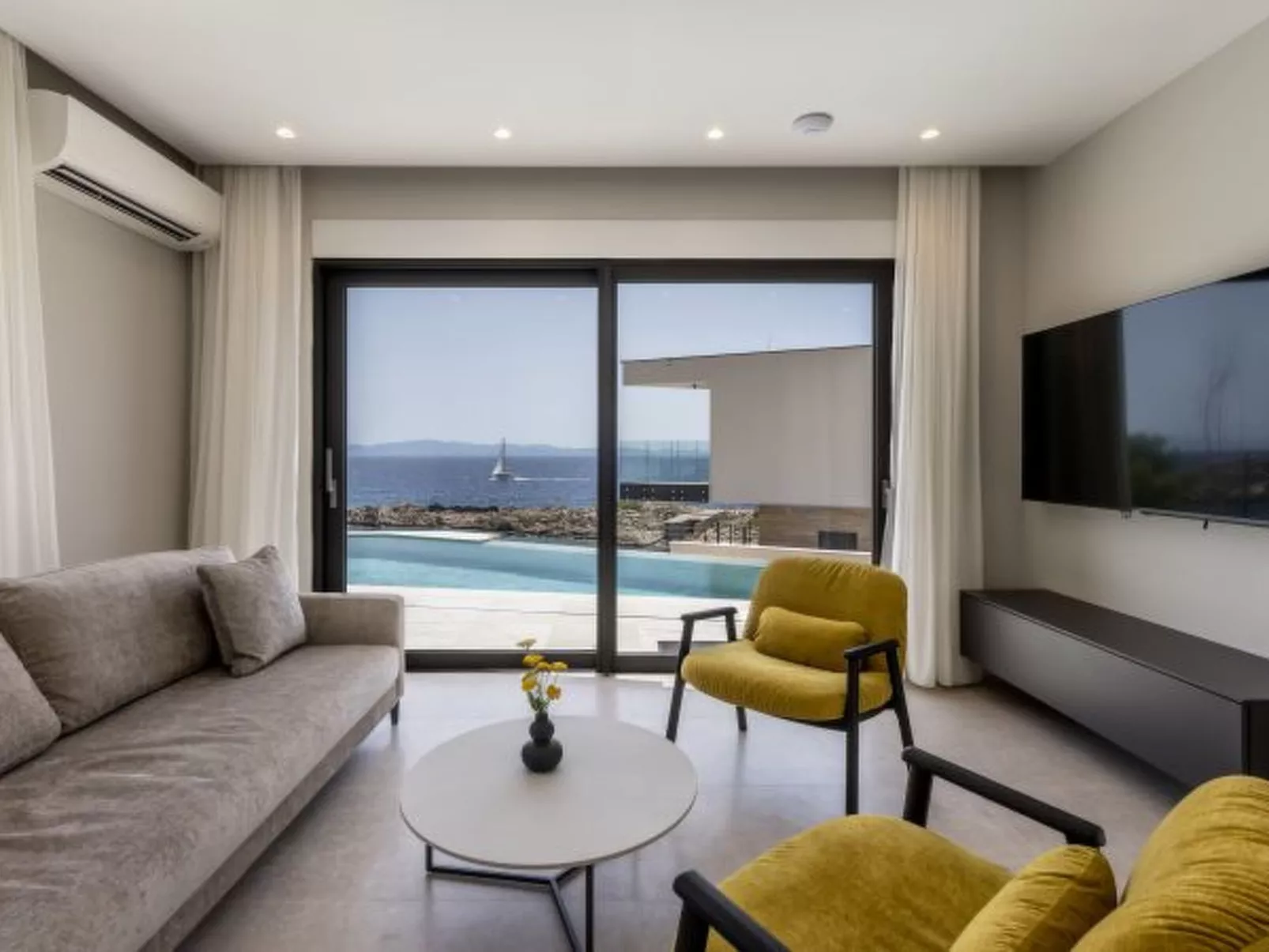 Beachfront villa Luce with seaview and pool - Binnen