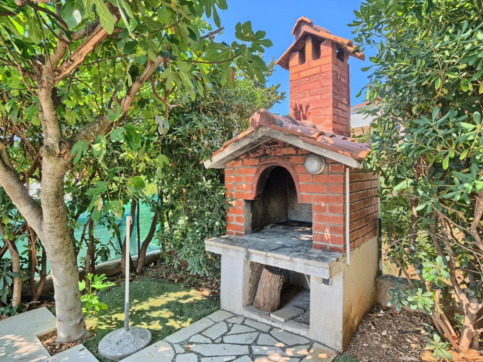 Wohnung in Okrug Gornji mit Terrasse, gemeinsamem Pool und Grill - Buiten