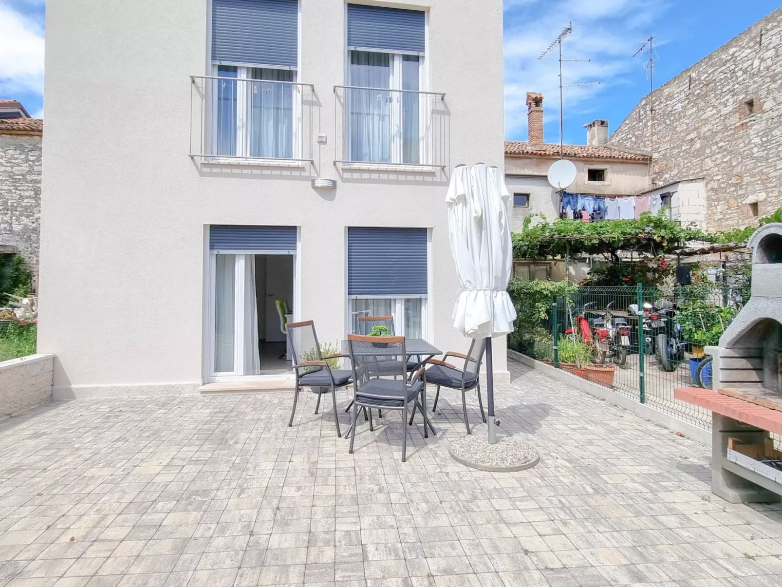 Für 4 Personen ca. 40 m&sup2; in Novigrad, Adriaküste Kroatien (Westküste von I - Buiten