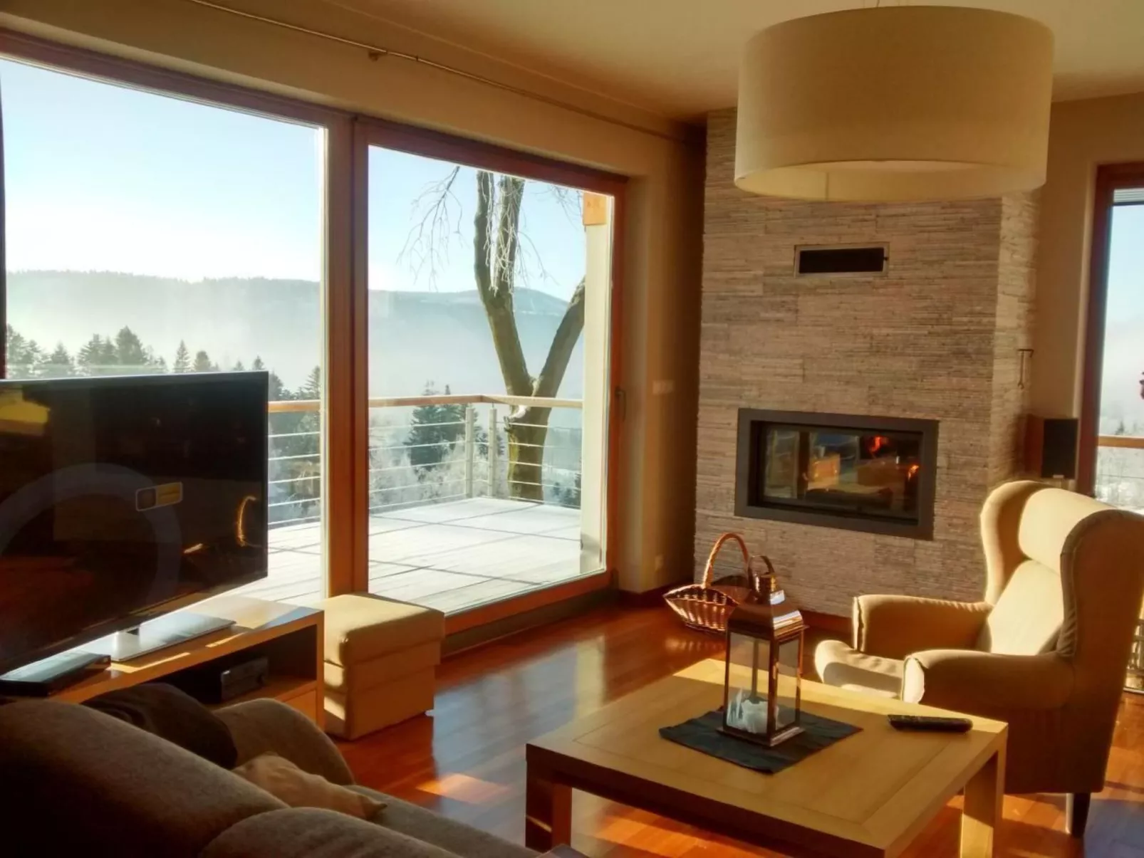 In den Bergen, Villa mit Panoramaterrasse - Image-tags.info