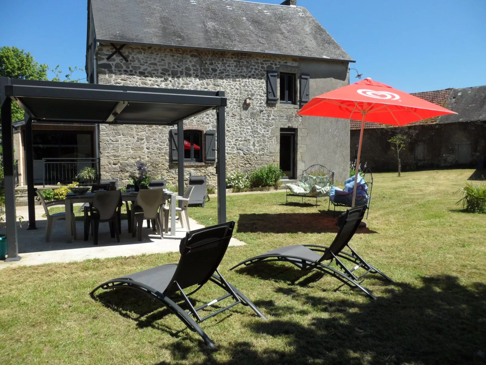 "Aelise" mit eigenem Pool - Buiten