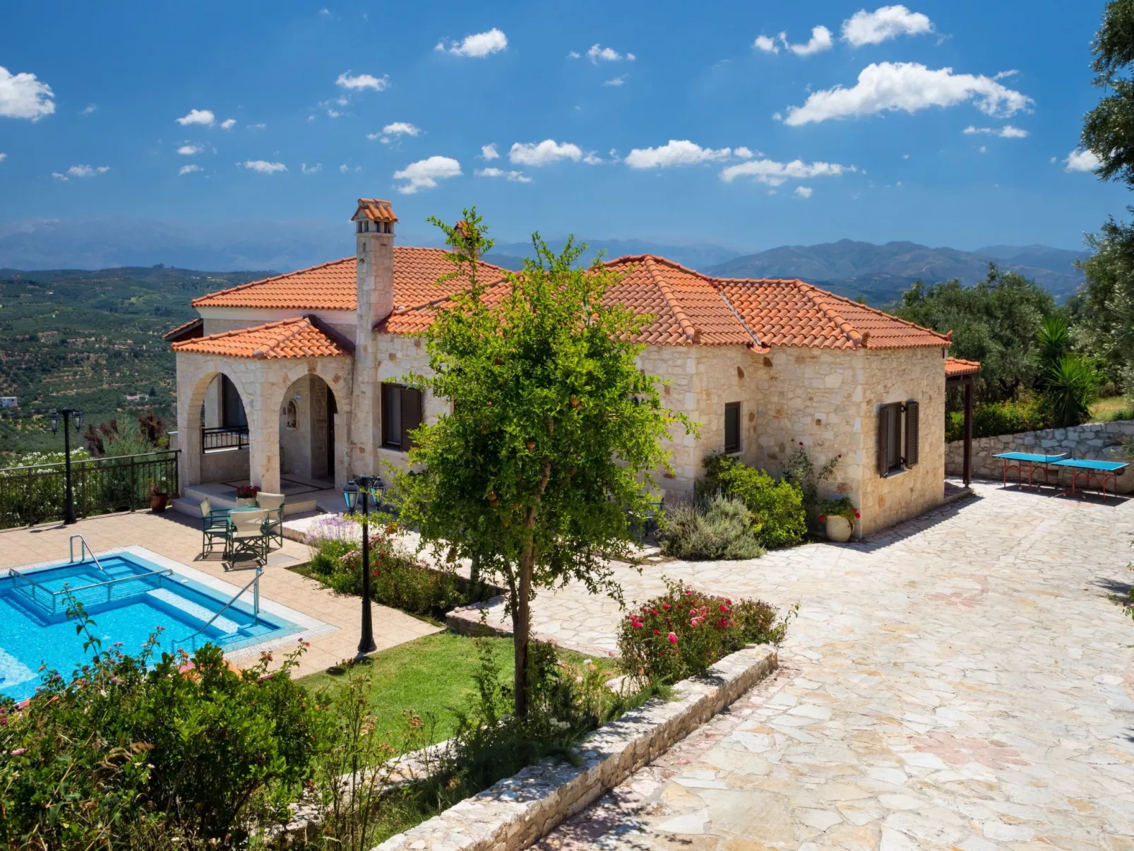 Familienvilla mit privatem Pool und Kinderbereich - Buiten