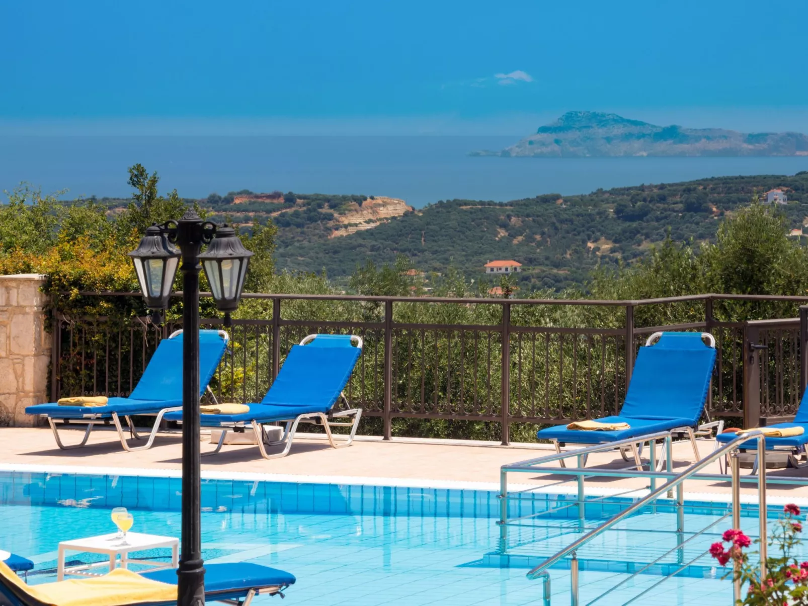 Familienvilla mit Pool, Billard und Grillplatz - Buiten