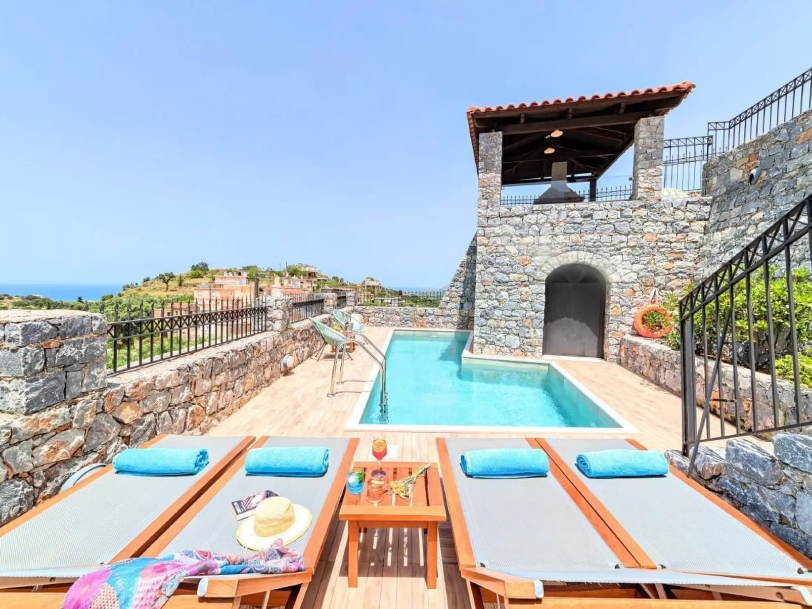 "Acrothea Villa Beheizter Pool" - Binnen