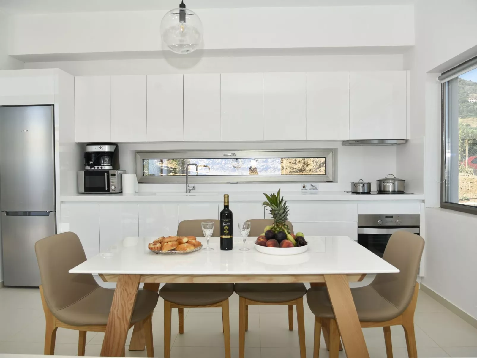 "Villa Kallia" mit Infinity-Pool - Binnen