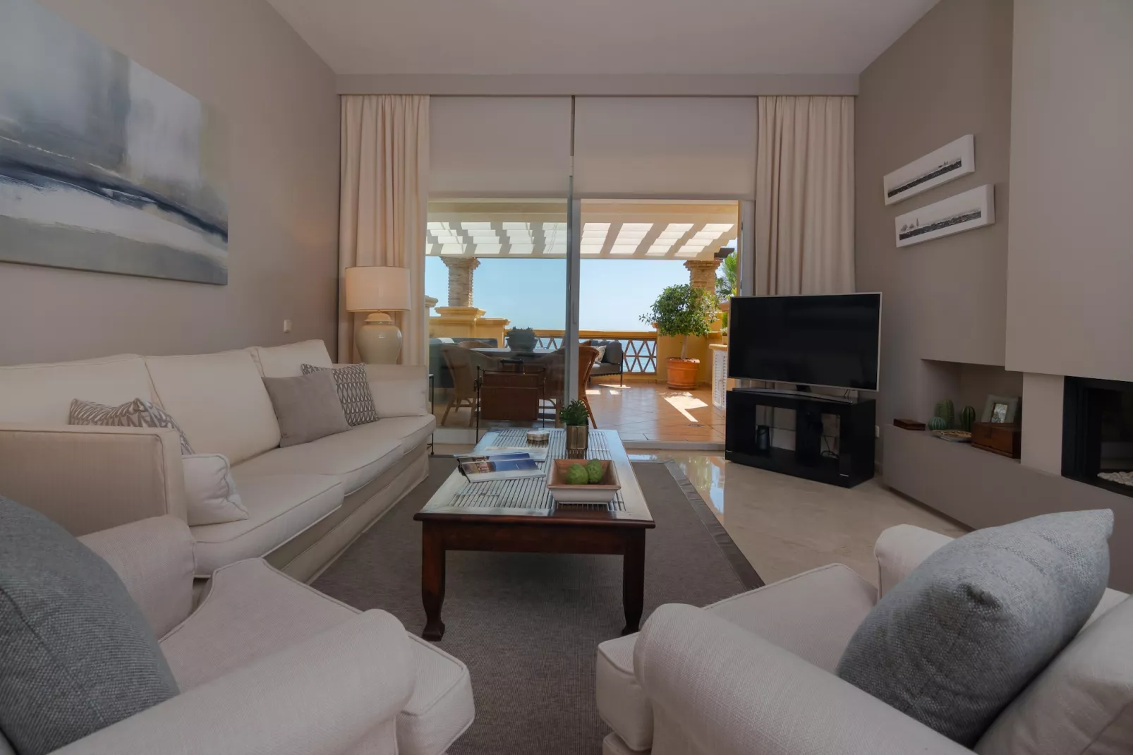 Superb Front Line Location, Sea View- Heated Pool - Woonkamer