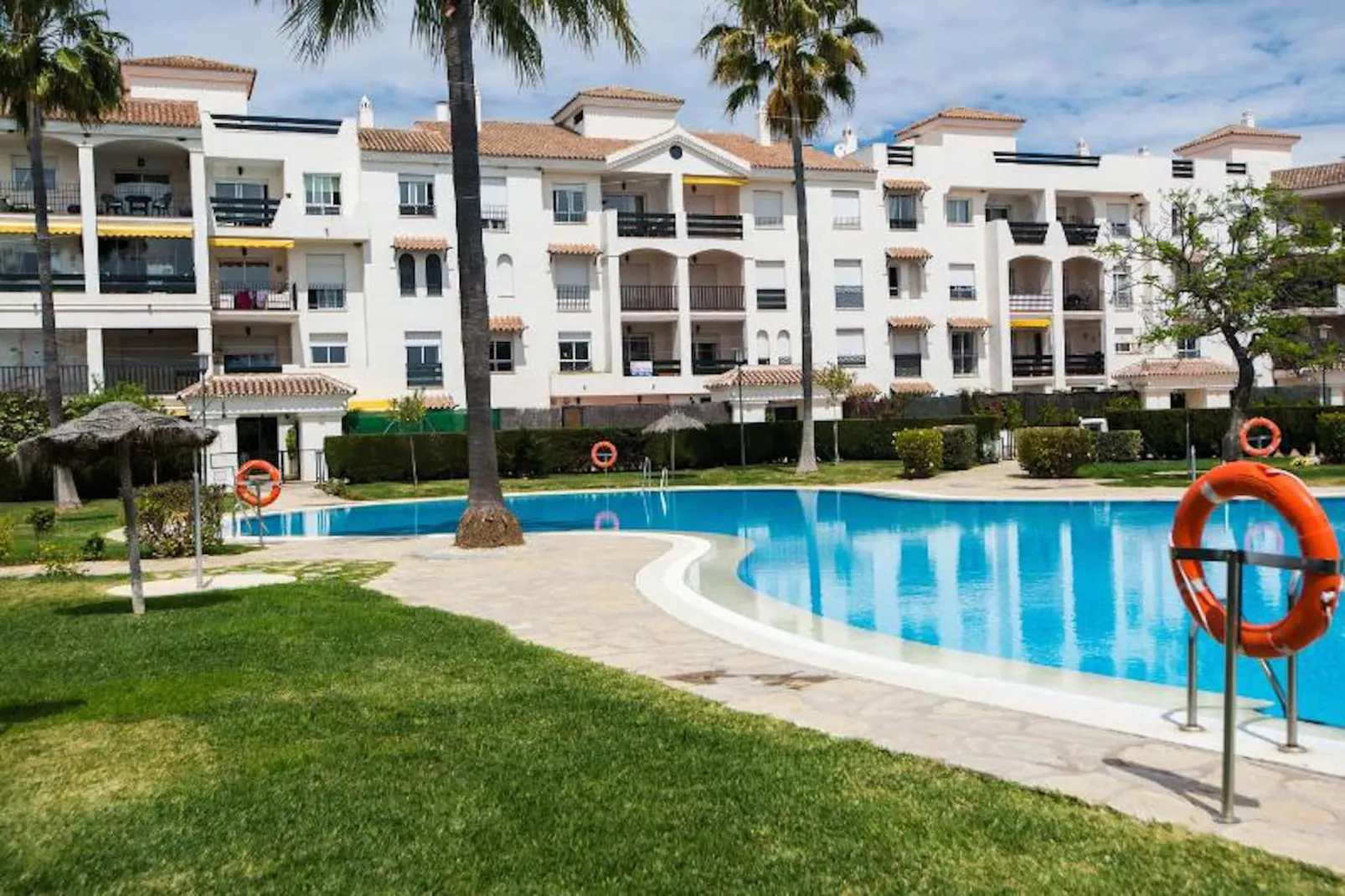 Modern Gated Apartment near Beach & Puerto Banus - Zwembad