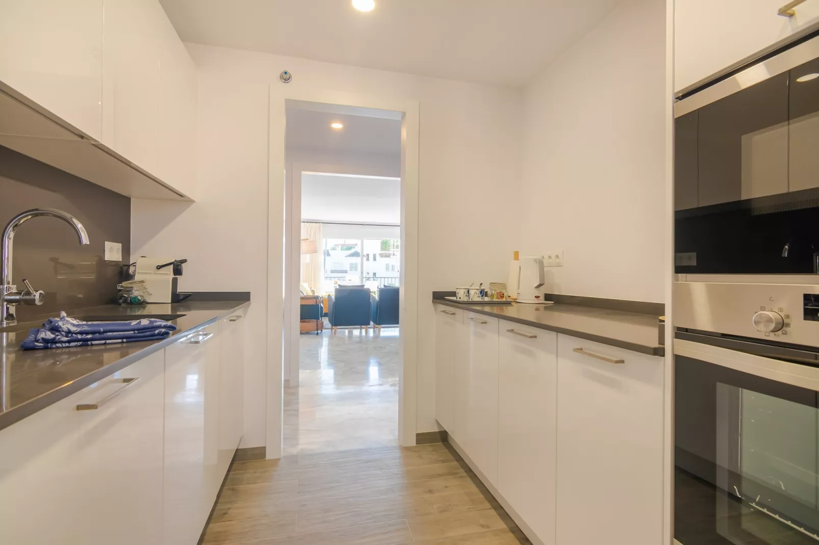 Beachside Penthouse with Rooftop Terrace & Pool - Keuken