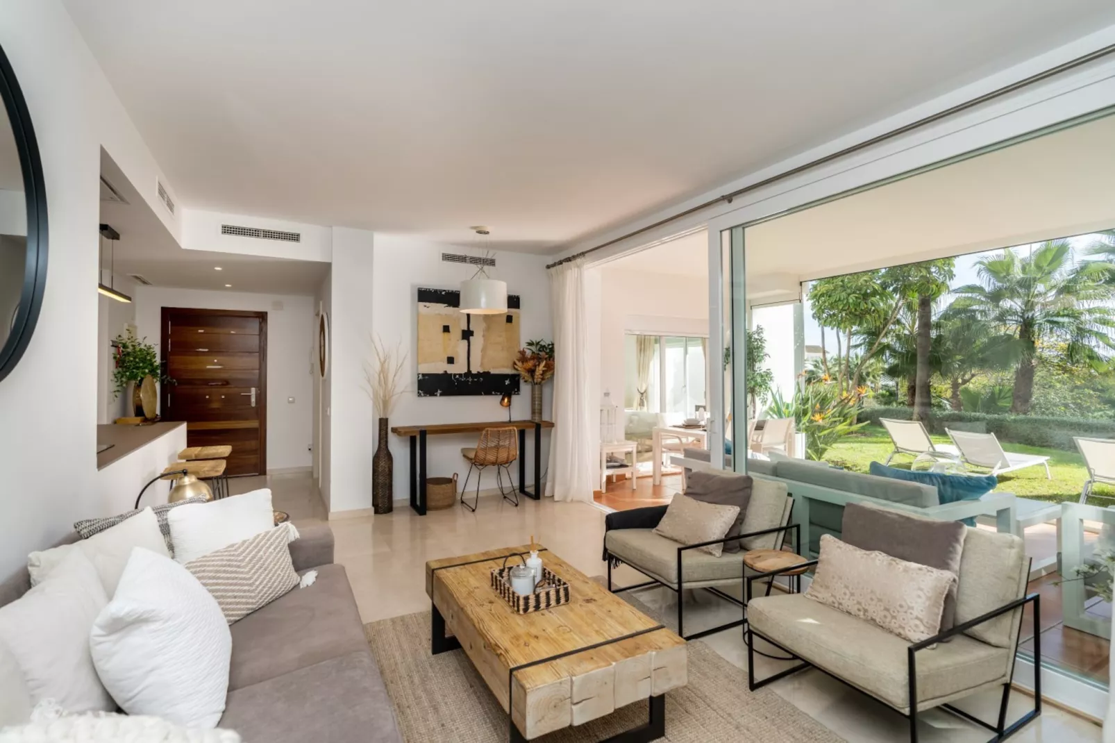 Charming 2-Bed Retreat Alcazaba Lagoon (304) - Woonkamer