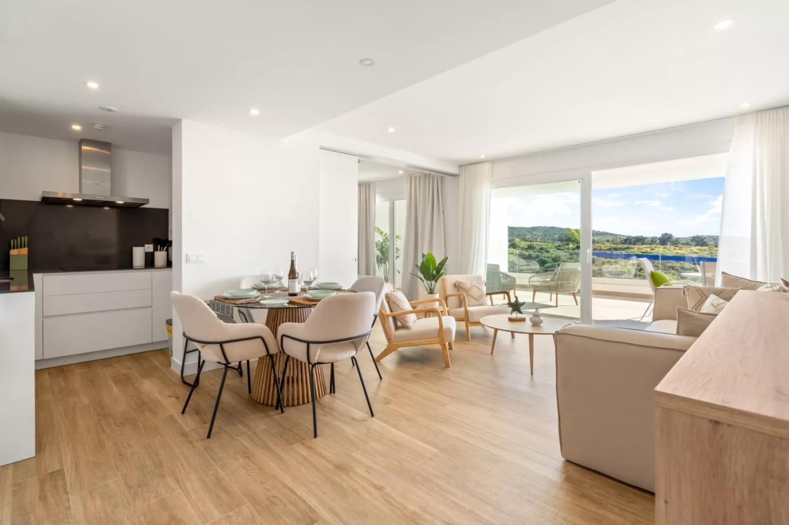 Stylish 2-bed Apartment ALCAZABA LAGOON (2011) - Eetkamer