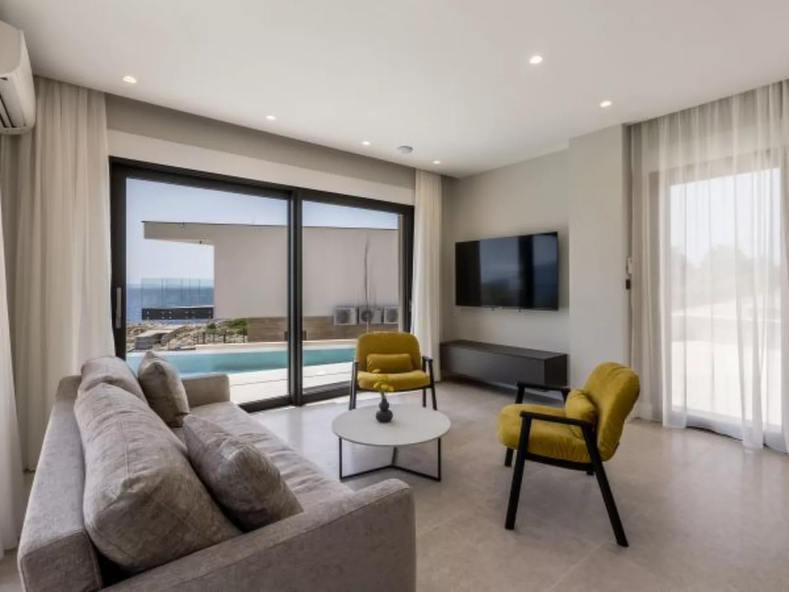 Beachfront villa Luce with seaview and pool - Binnen