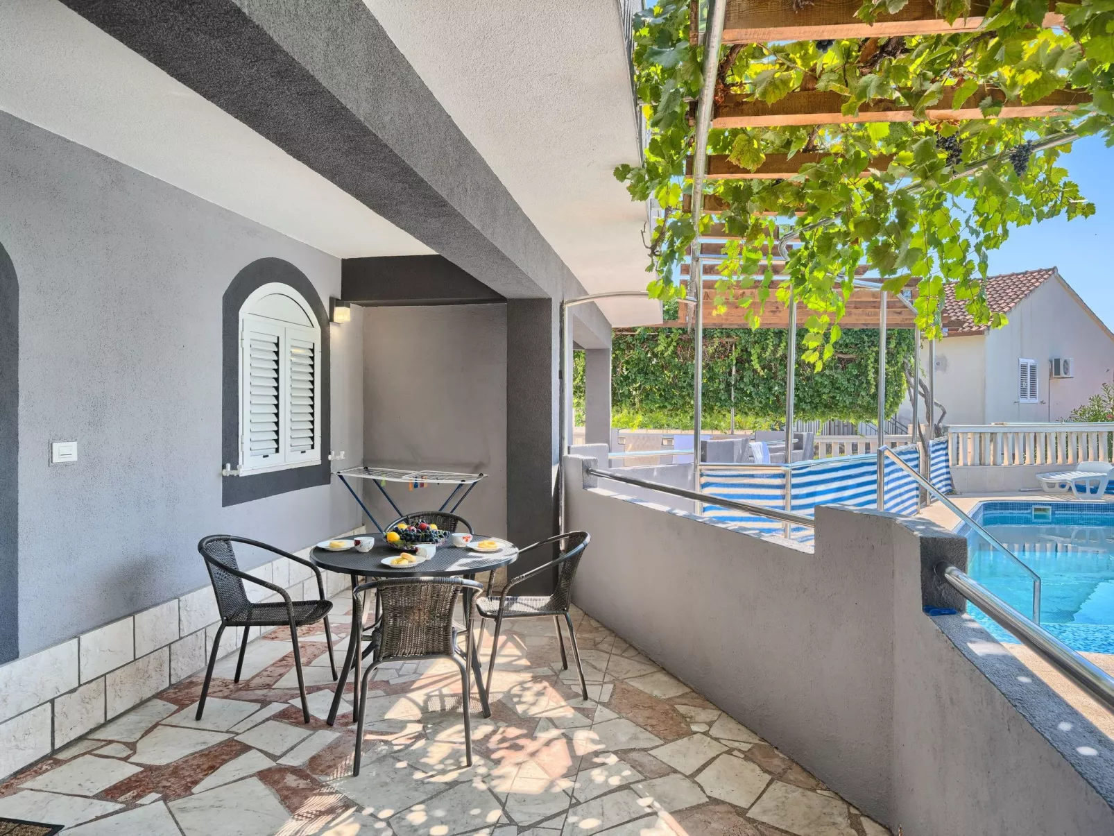 Wohnung in Okrug Gornji mit Terrasse, gemeinsamem Pool und Grill - Buiten