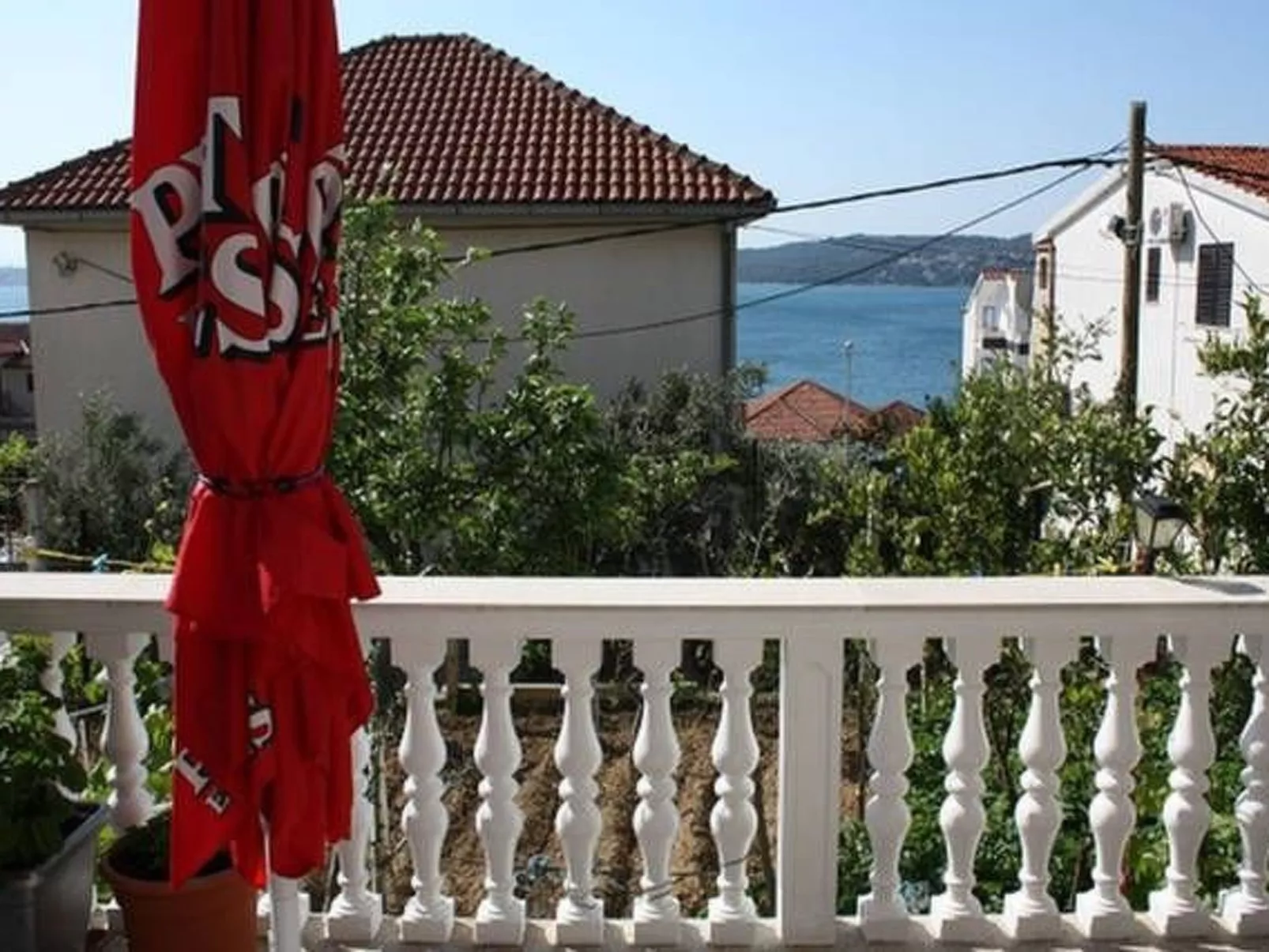 Erdgeschoss Doppelbettzimmer 25m² mit geräumiger Terrasse und Meerblick Villa M - Buiten