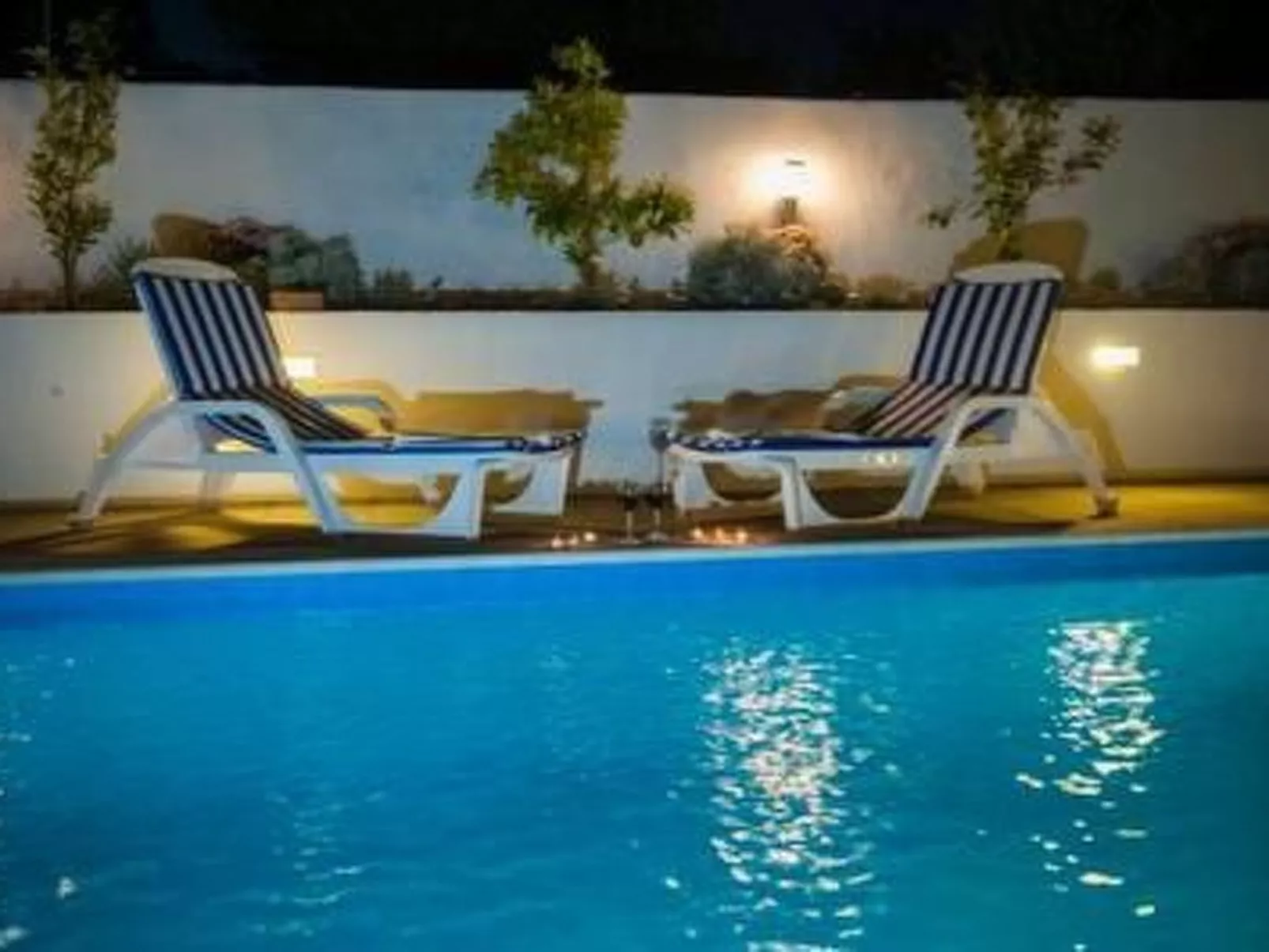 VILLA ENI mit Pool - Image-tags.info