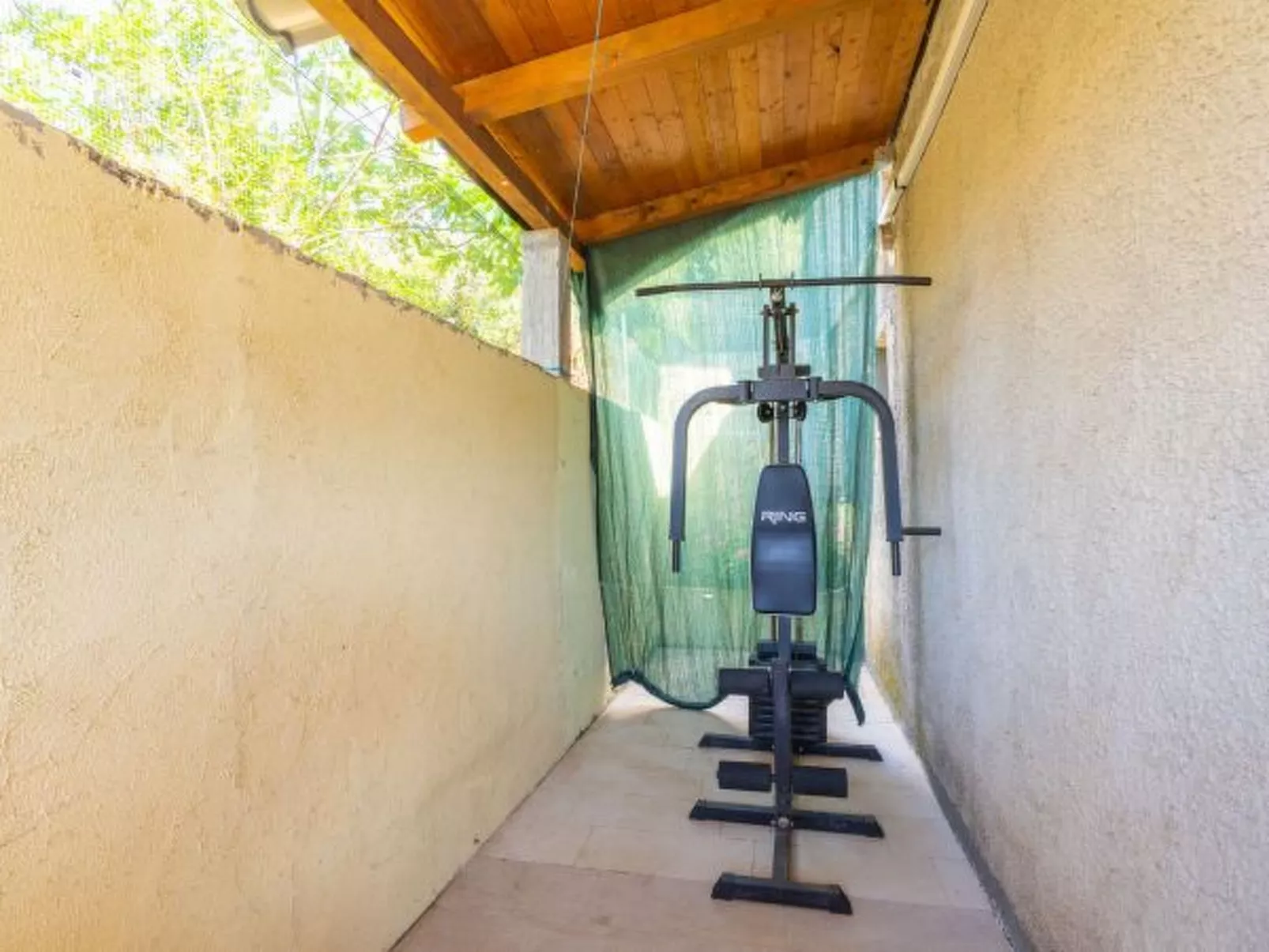 Beachfront Apartment house Hon with pool - Binnen