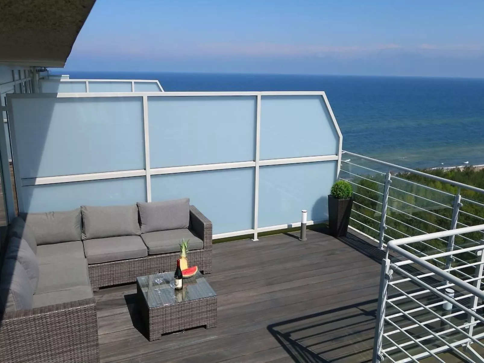 Wohnung mit Panoramaverglasung und Meerblick - Buiten