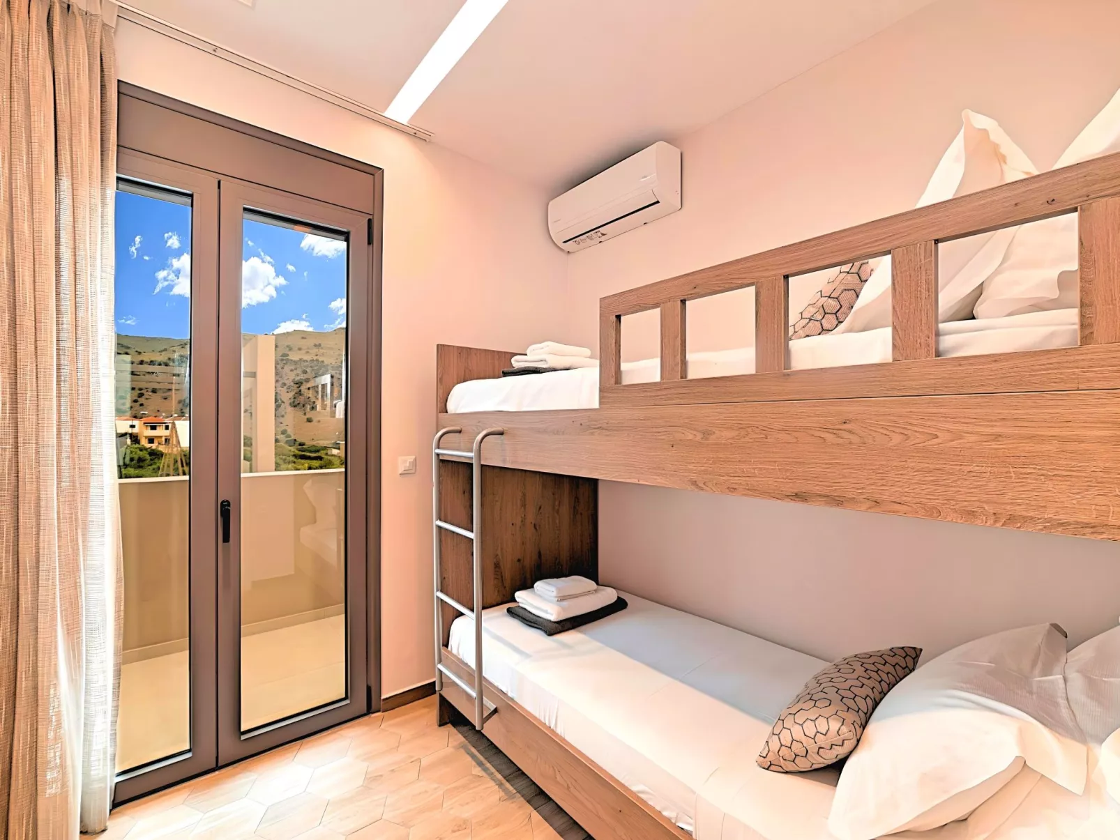 Villa "Minoas Grand" mit Blick auf das Wasser - Binnen