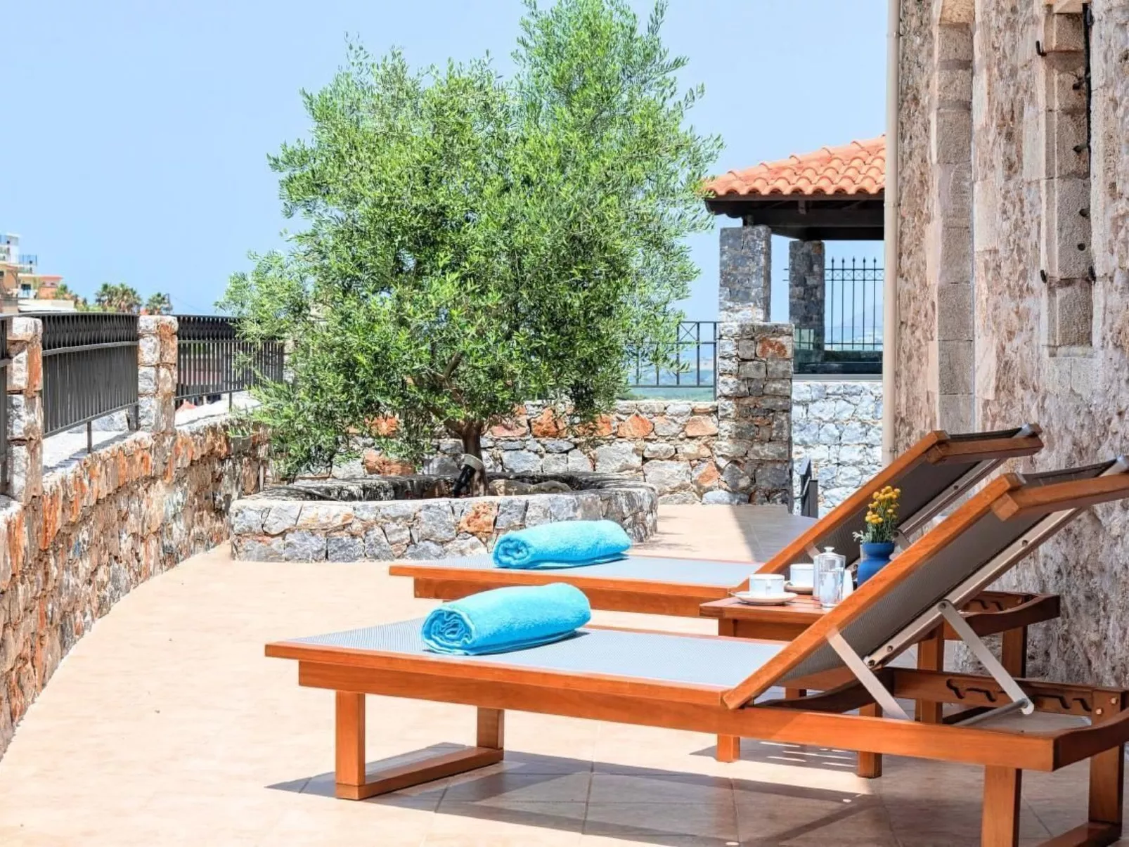 "Acrothea Villa Beheizter Pool" - Image-tags.info