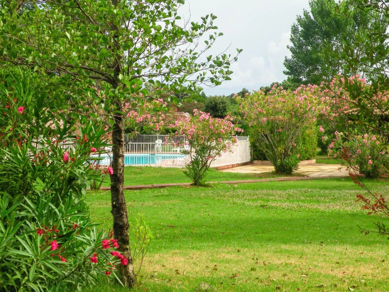 Unterkunft mit Terrasse, AC, Gemeinschaftspool - Buiten