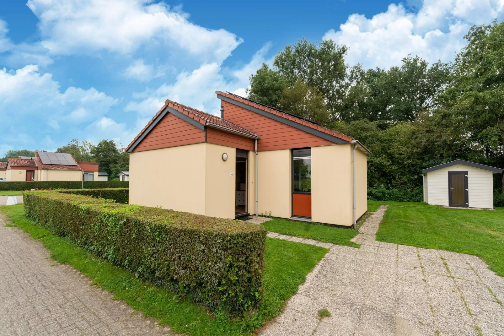 Gelijkvloerse vakantiewoning 6 pax property nr 55-Buitenkant zomer