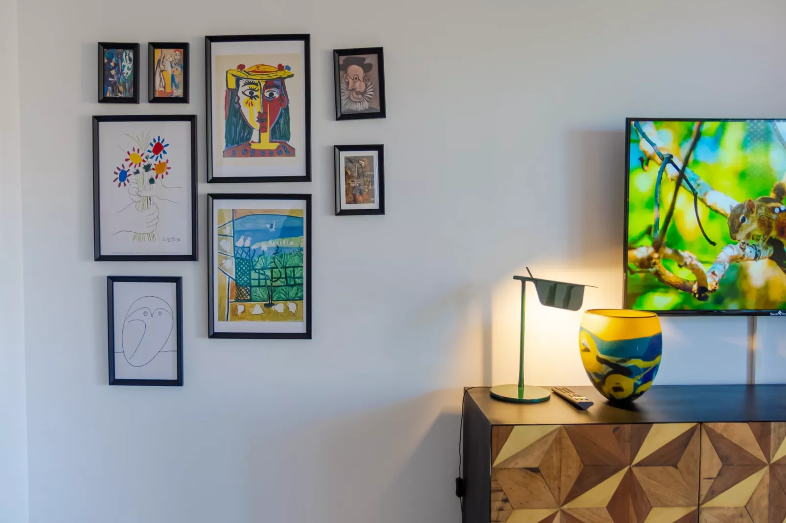 3-Bedroom Apartment with Sea & Mountain Views - Woonkamer