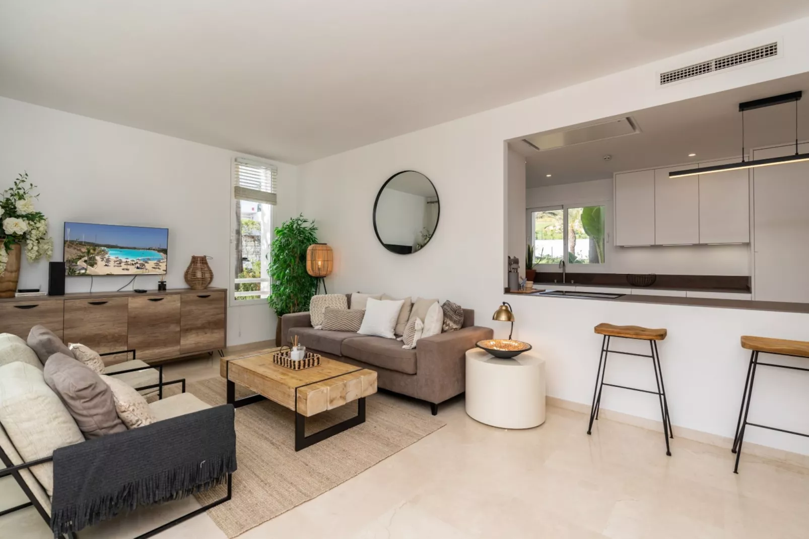 Charming 2-Bed Retreat Alcazaba Lagoon (304) - Woonkamer