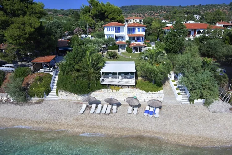 Holiday residence Acrotel Athena Villas, Elia Beach-1-bedroom-apartment ground floor - Buitenkant zomer