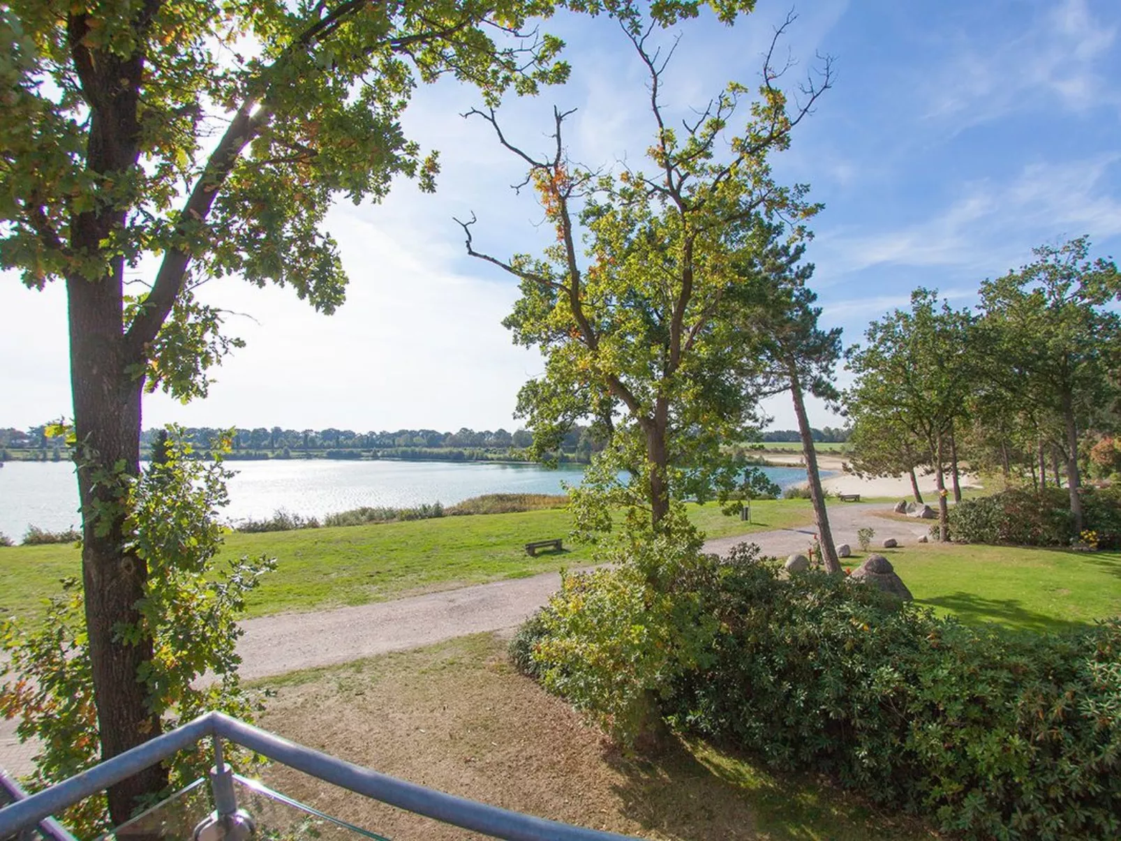 Mit atemberaubendem Blick auf den See - Buiten
