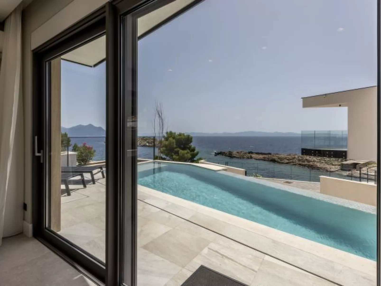 Beachfront villa Luce with seaview and pool - Buiten