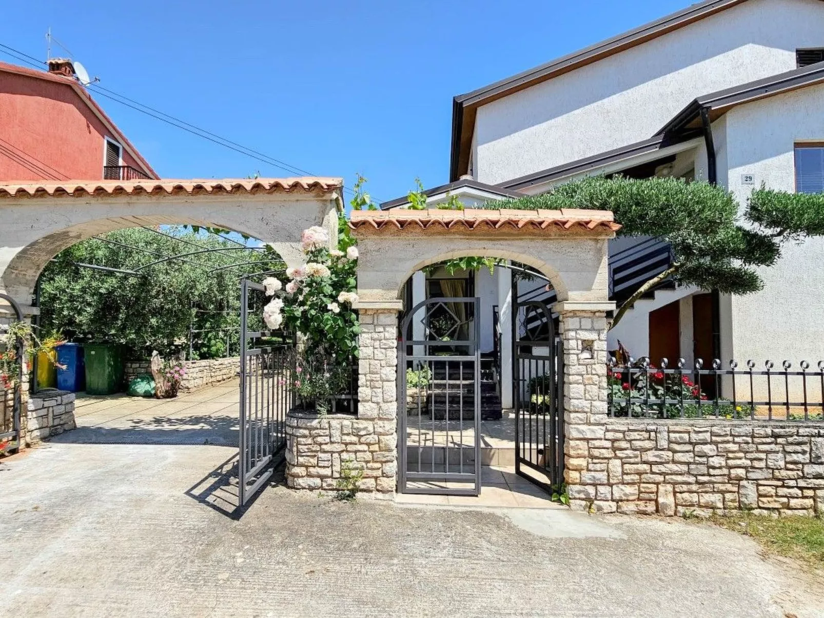 Strandnahes Ferienappartement Pjerina - Buiten