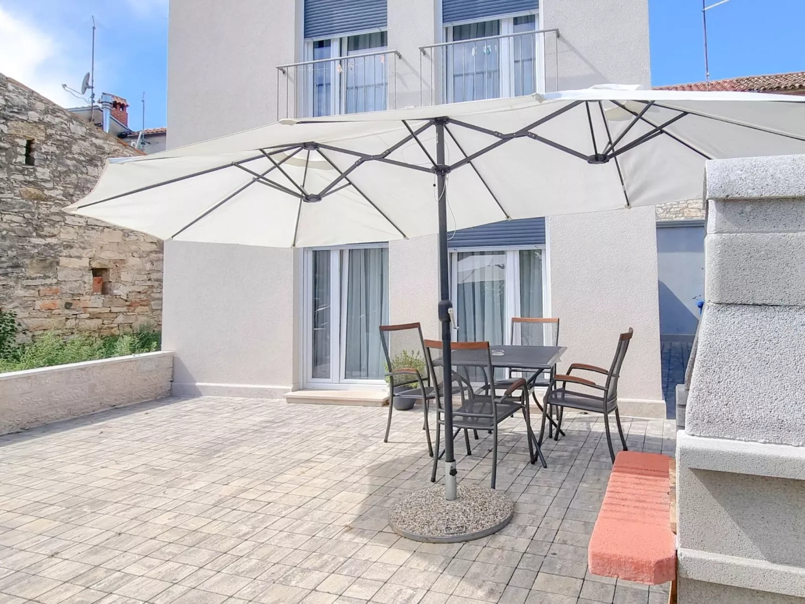 Für 4 Personen ca. 40 m&sup2; in Novigrad, Adriaküste Kroatien (Westküste von I - Buiten