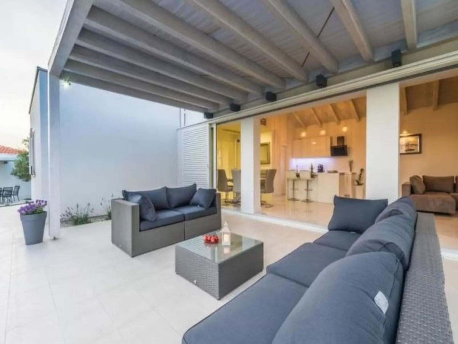 Luxurious villa Bright with pool - Image-tags.info