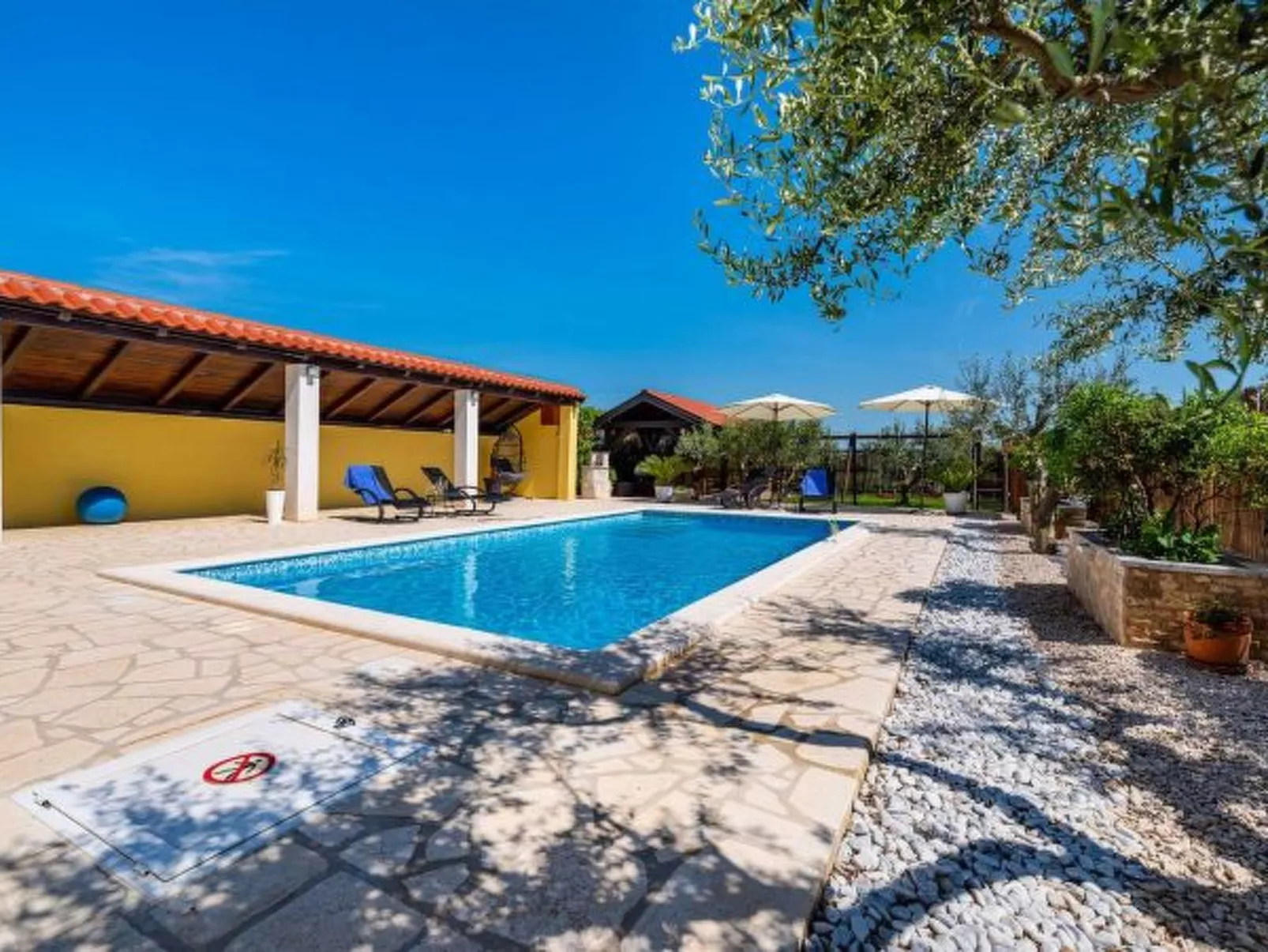 Apartment house Simoni with pool - Image-tags.info