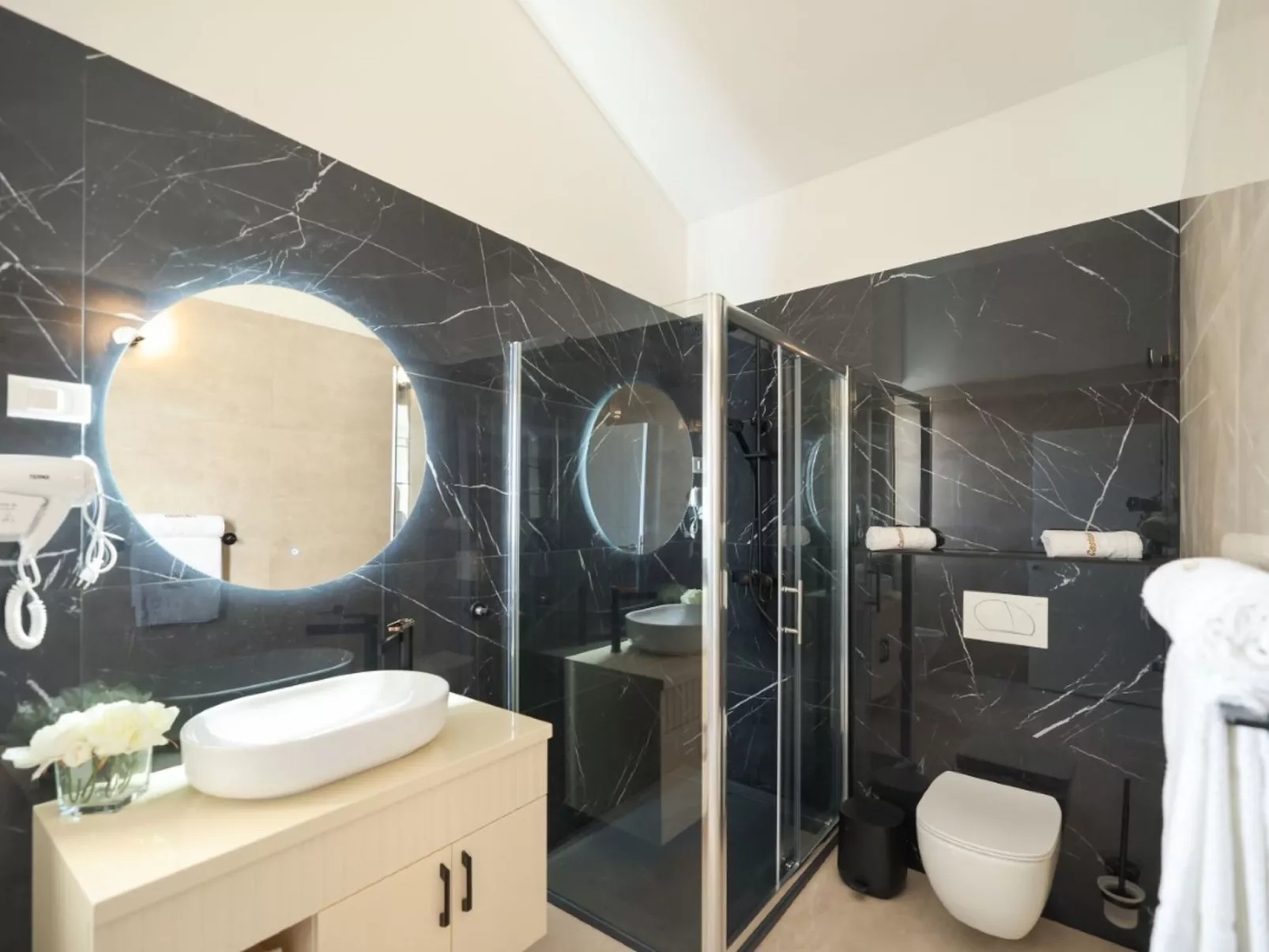 Zimmer "Graues Zimmer" mit privatem Balkon - Binnen