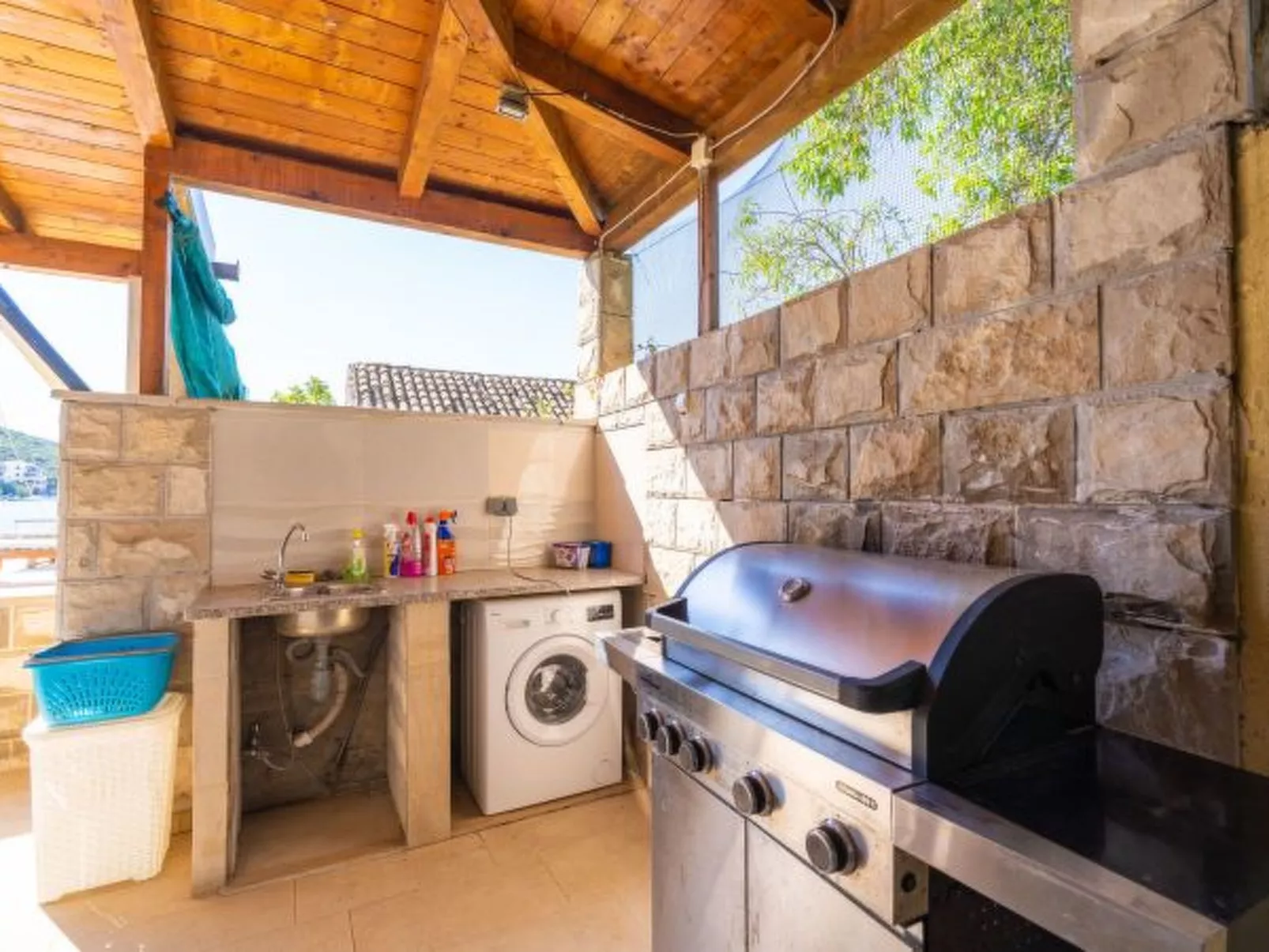 Beachfront Apartment house Hon with pool - Buiten