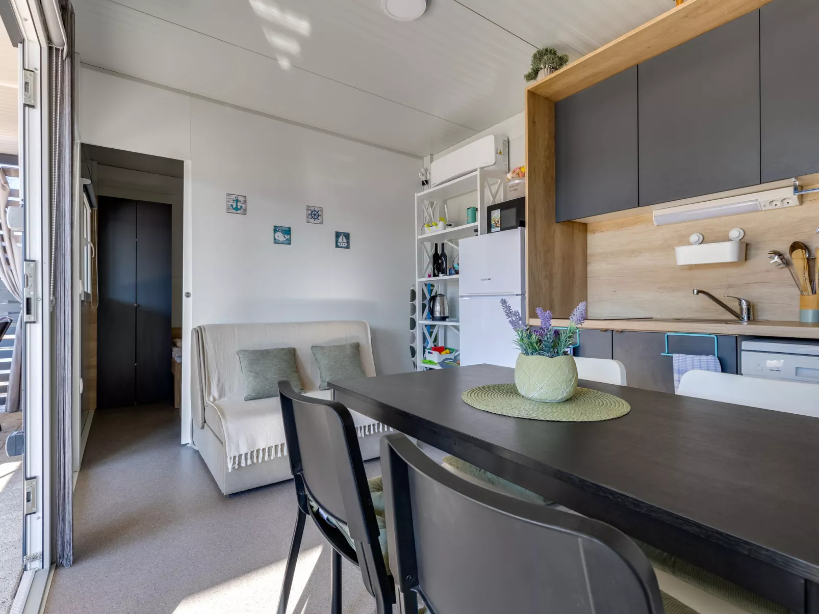 Maslina Delux - Binnen