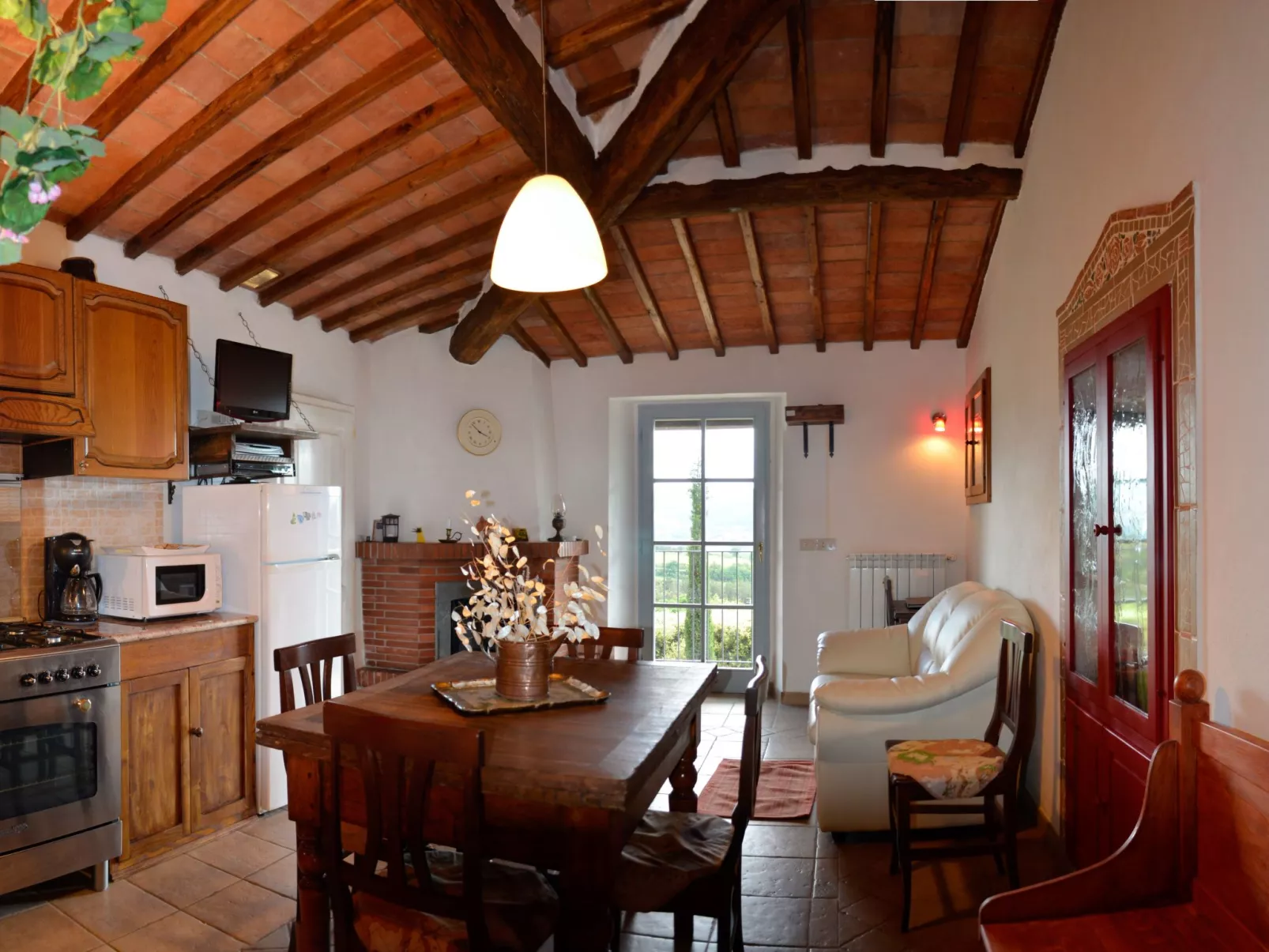 In Montecastelli Pisano mit beheiztem Whirlpool - Binnen