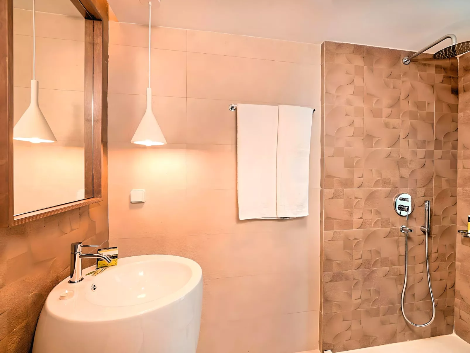 Villa "Minoas Grand" mit Blick auf das Wasser - Binnen