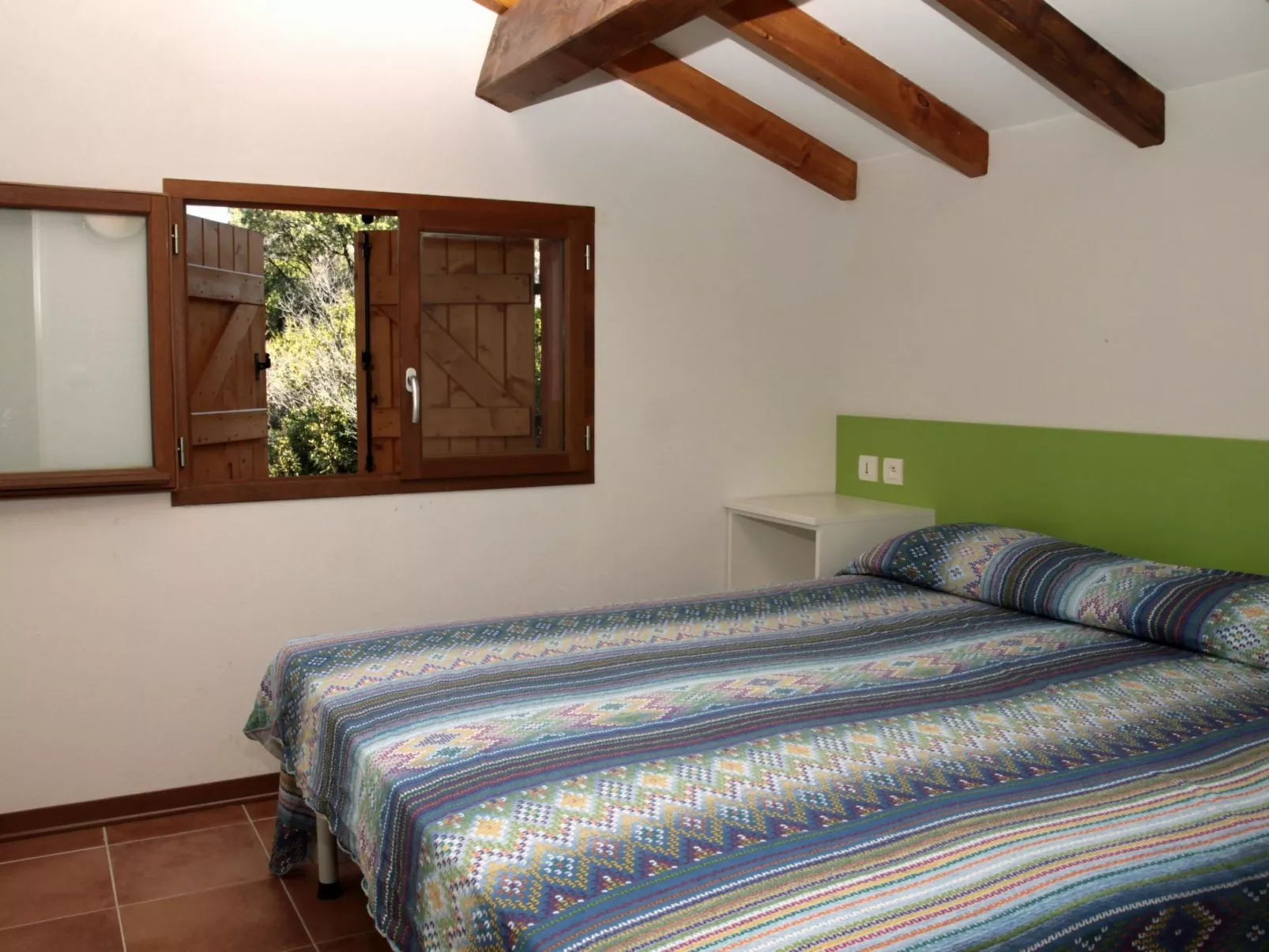 Unterkunft mit Terrasse, AC, Gemeinschaftspool - Binnen