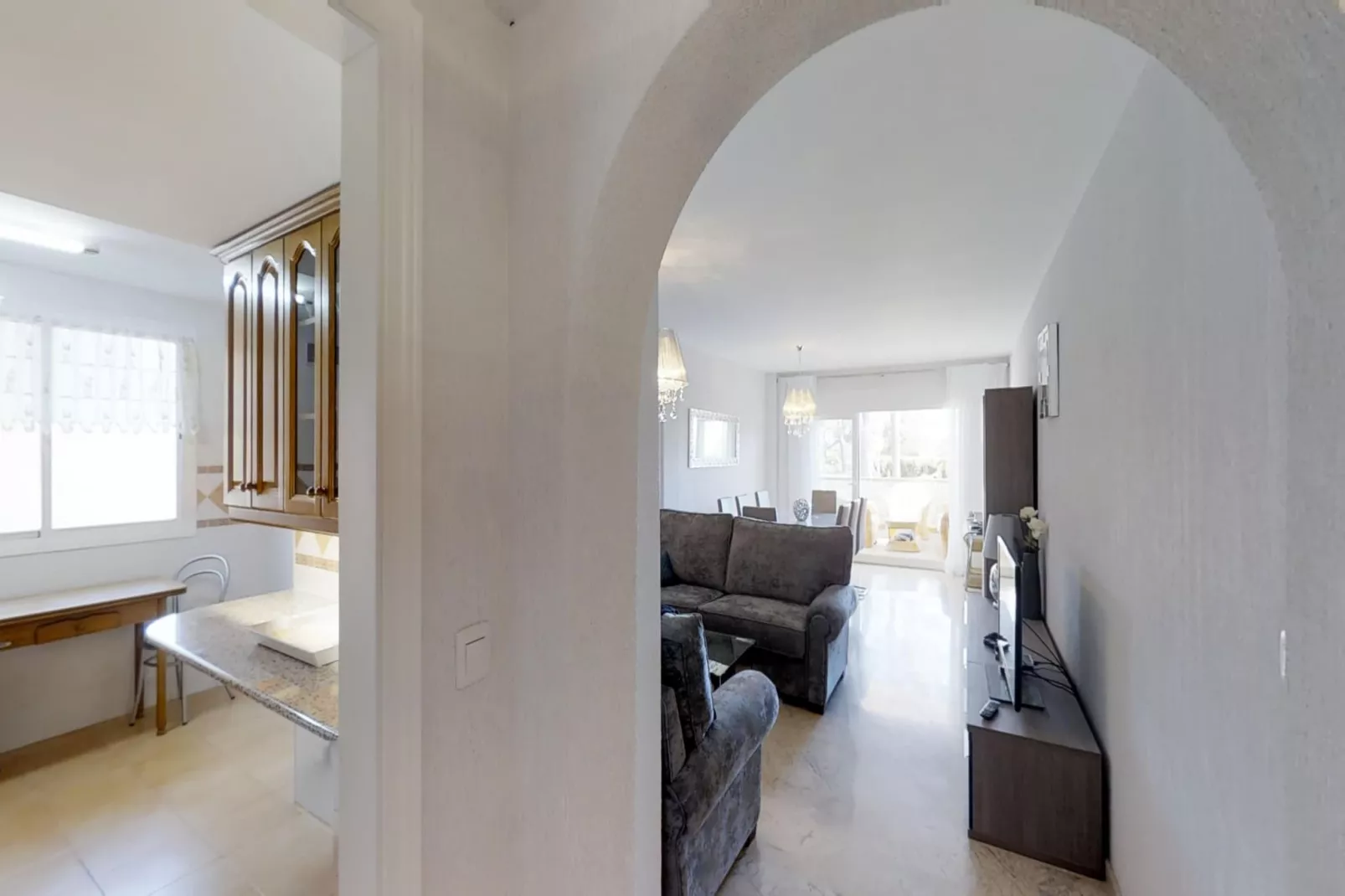 Beachside Family Apartment with Direct Pool Access - Woonkamer