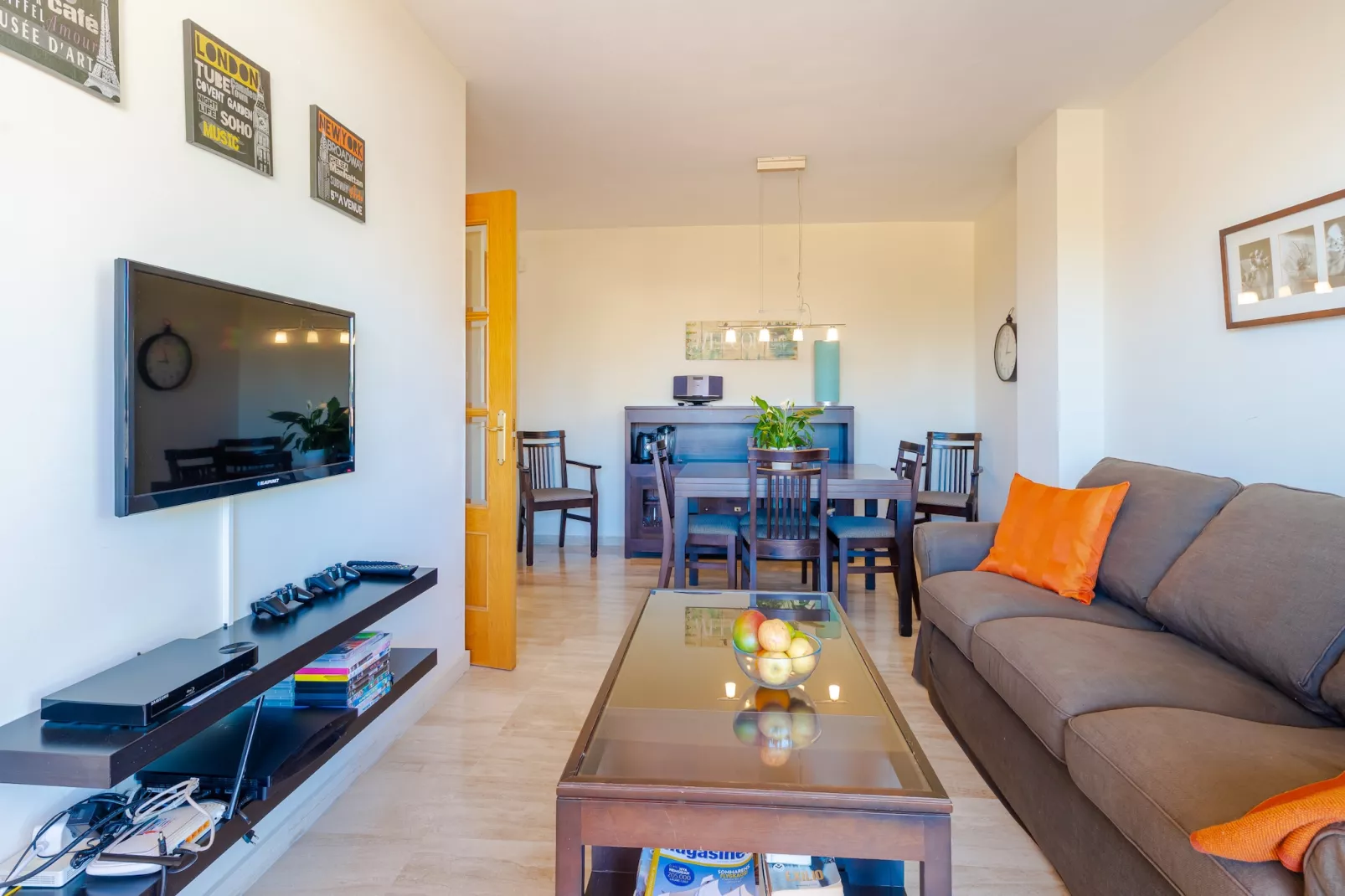 Apartment only 80 Meters from the Beach - Woonkamer