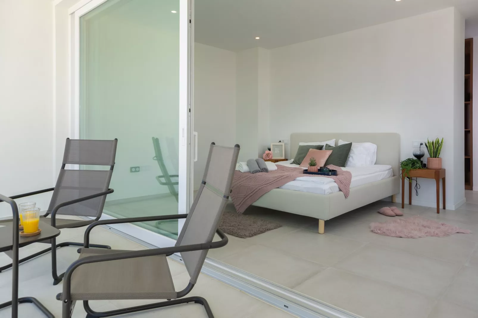 Modern Villa with Private Pool & Rooftop Terrace - Slaapkamer